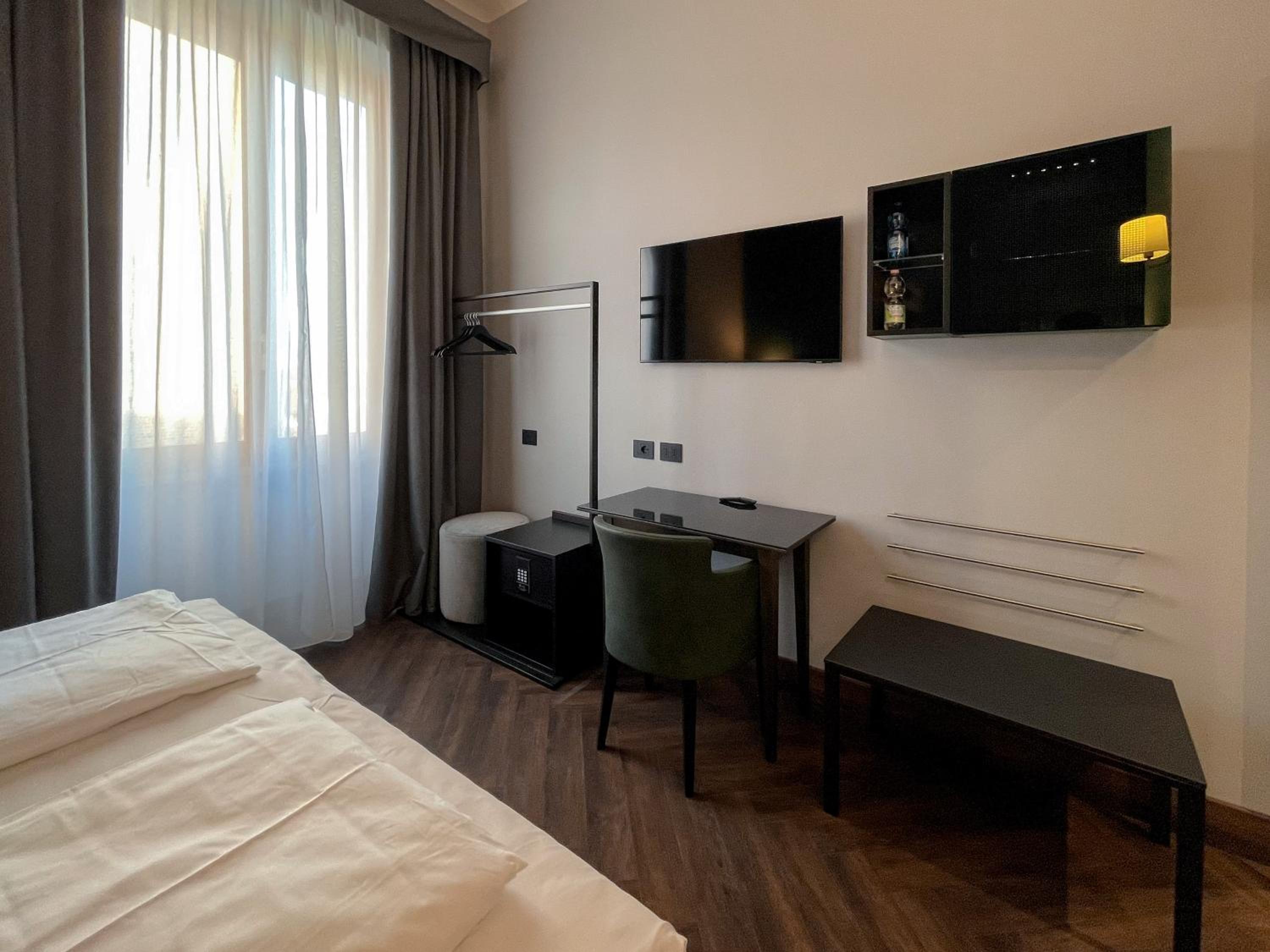 Deluxe Double or Twin Room - Photo 2