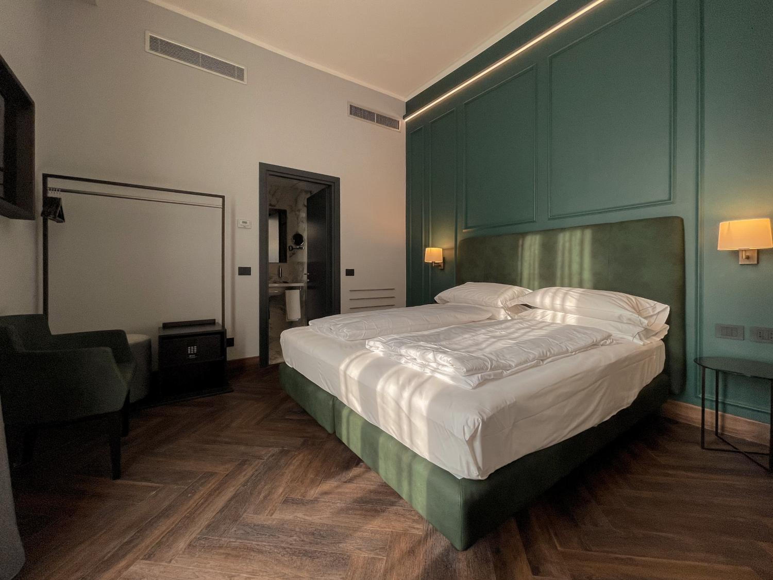 Suite - Photo 1