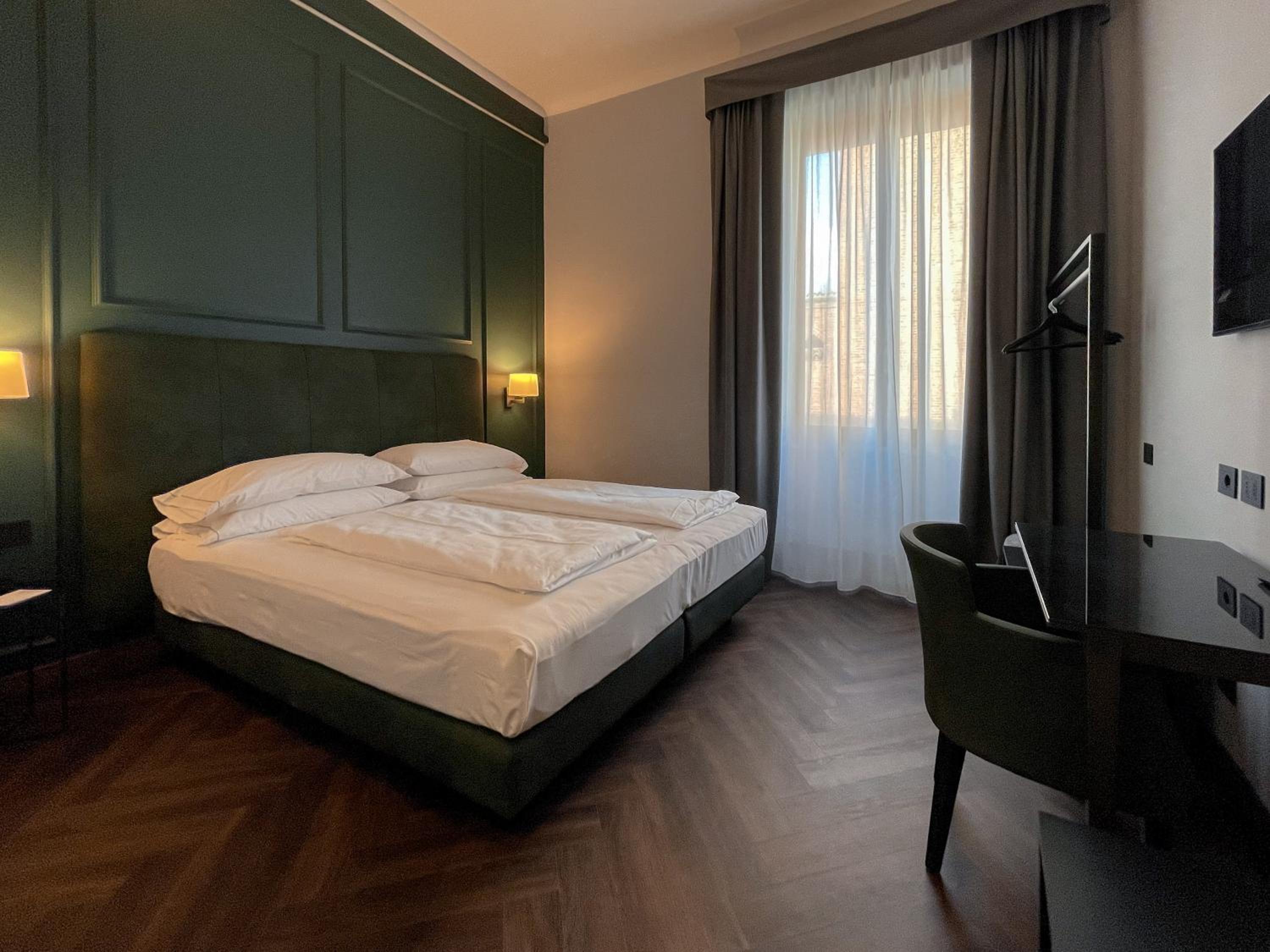 Deluxe Double or Twin Room - Photo 10