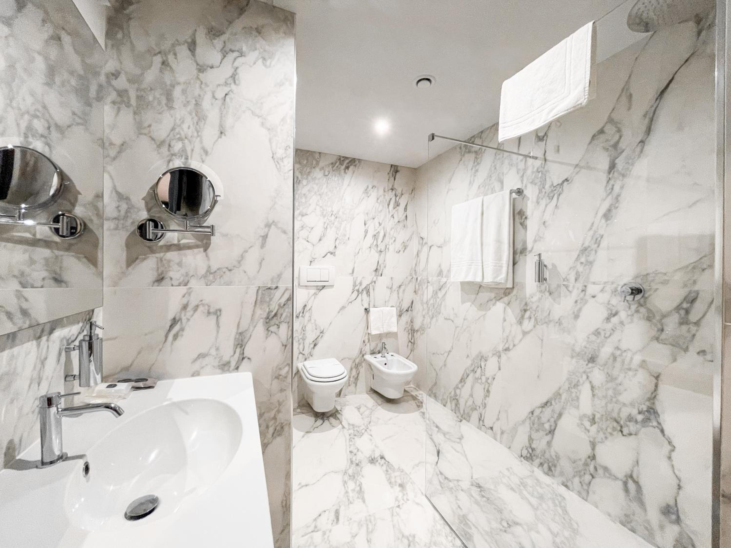 Deluxe Double or Twin Room - Photo 9