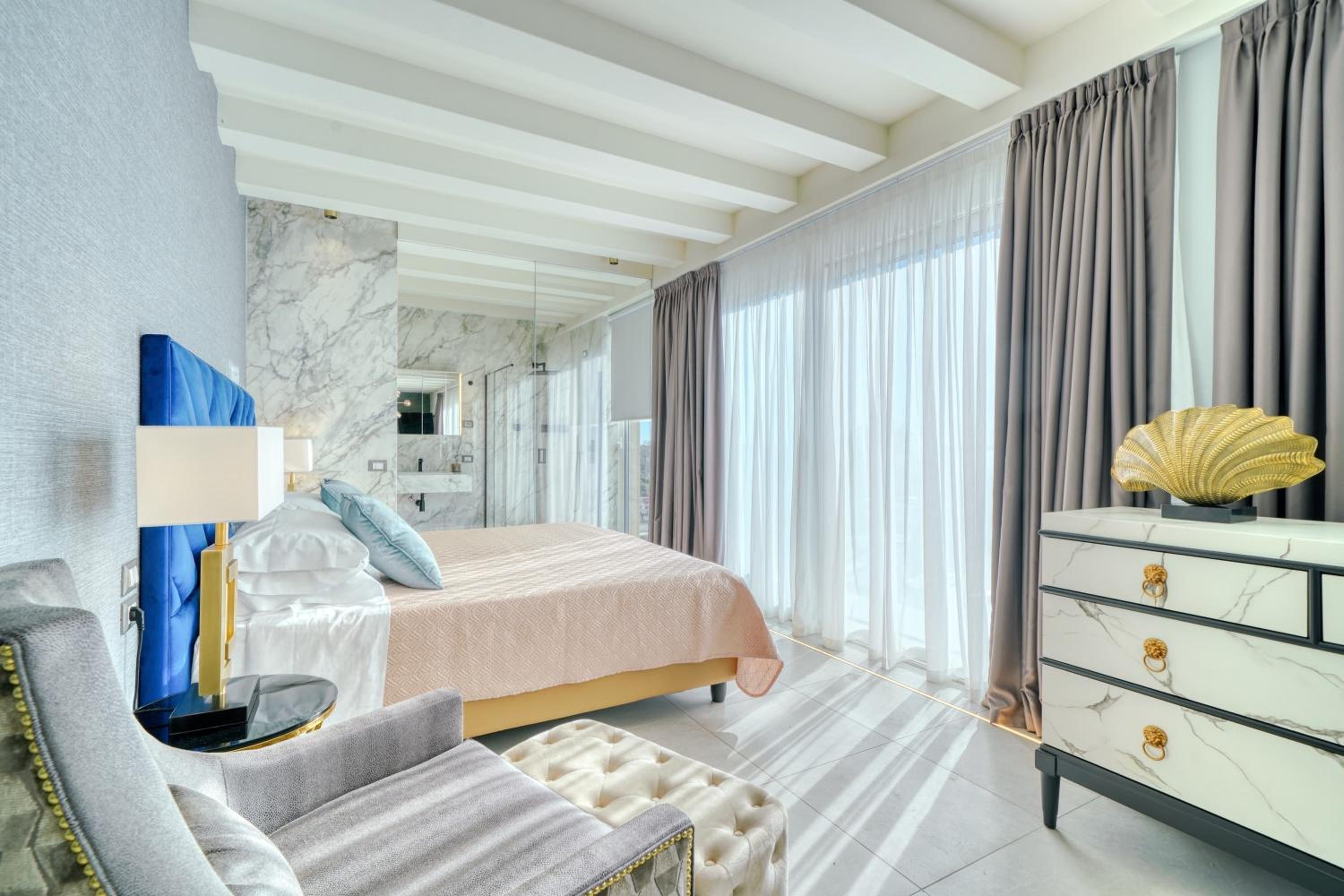 Suite with Private Pool and Lake View