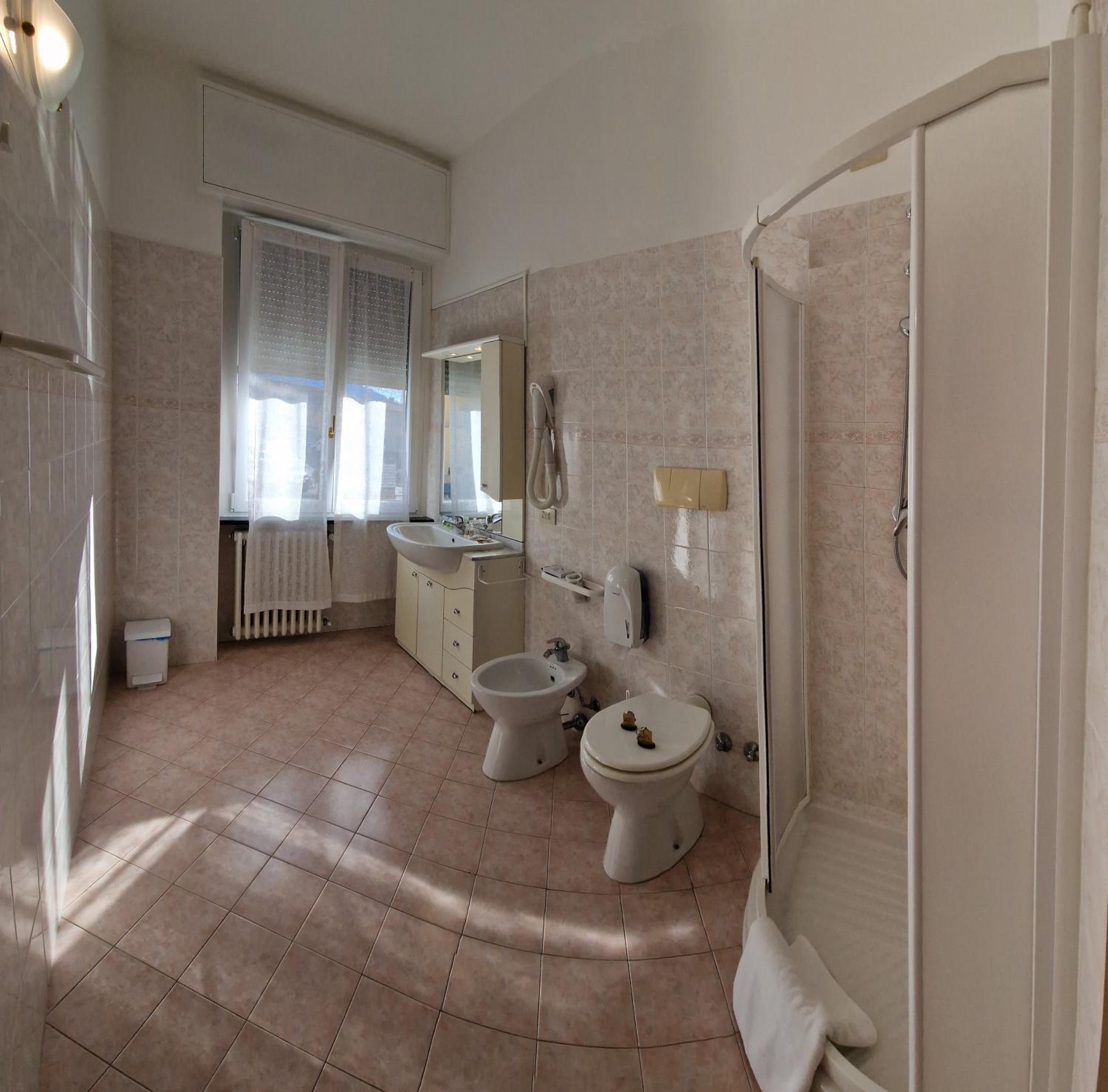 Deluxe Double Room with Balcony - Photo 4