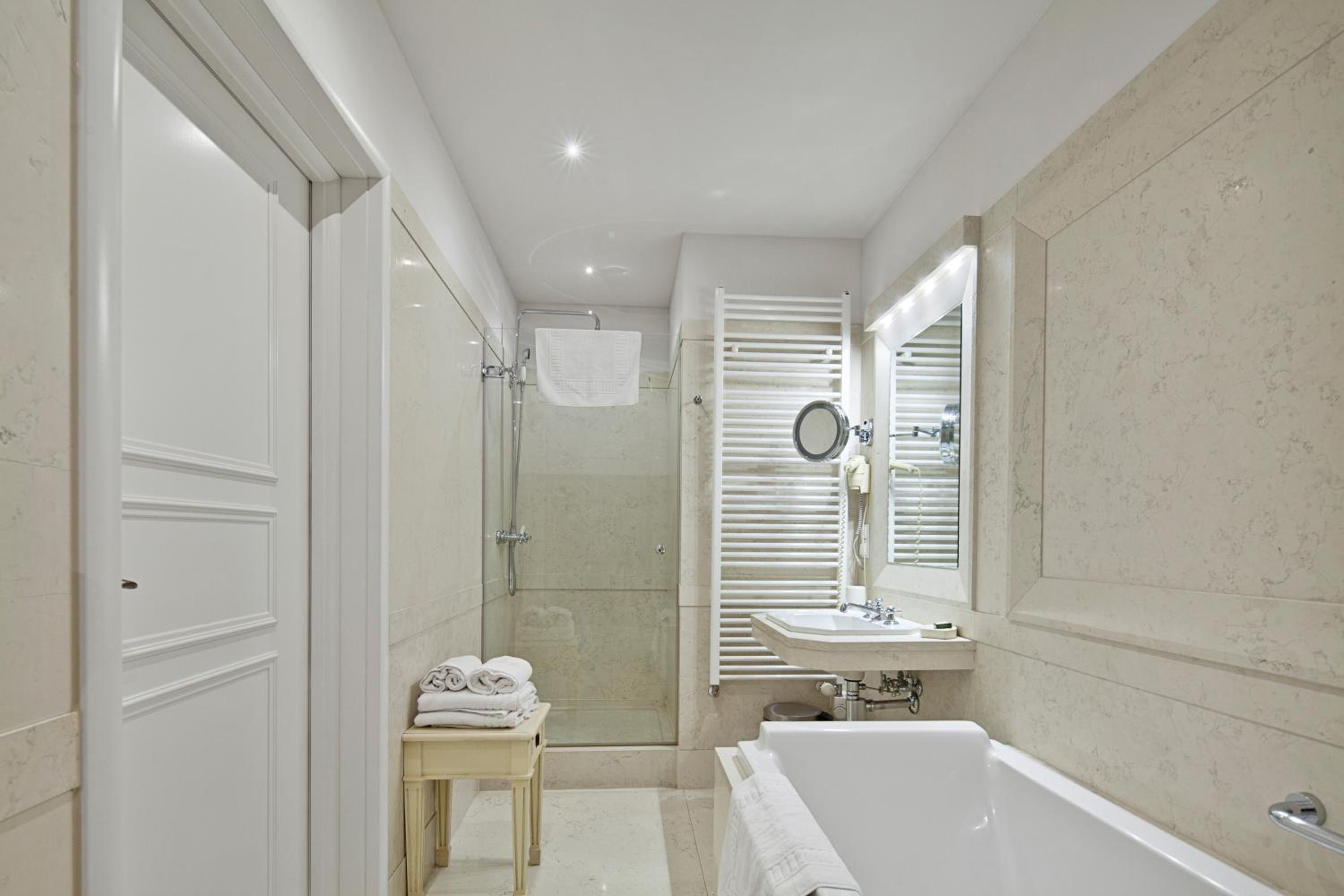 Executive Suite - Photo 3