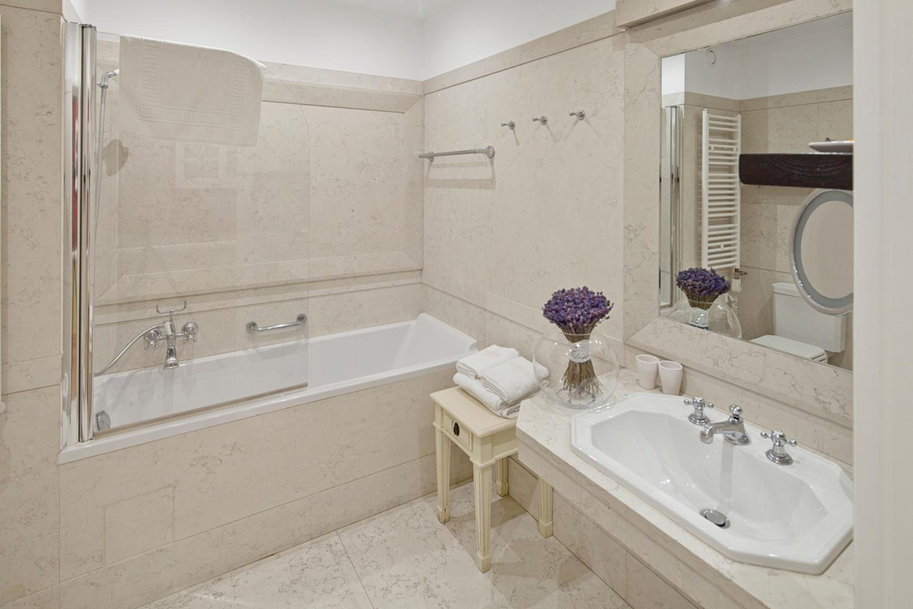 Executive Suite - Photo 2