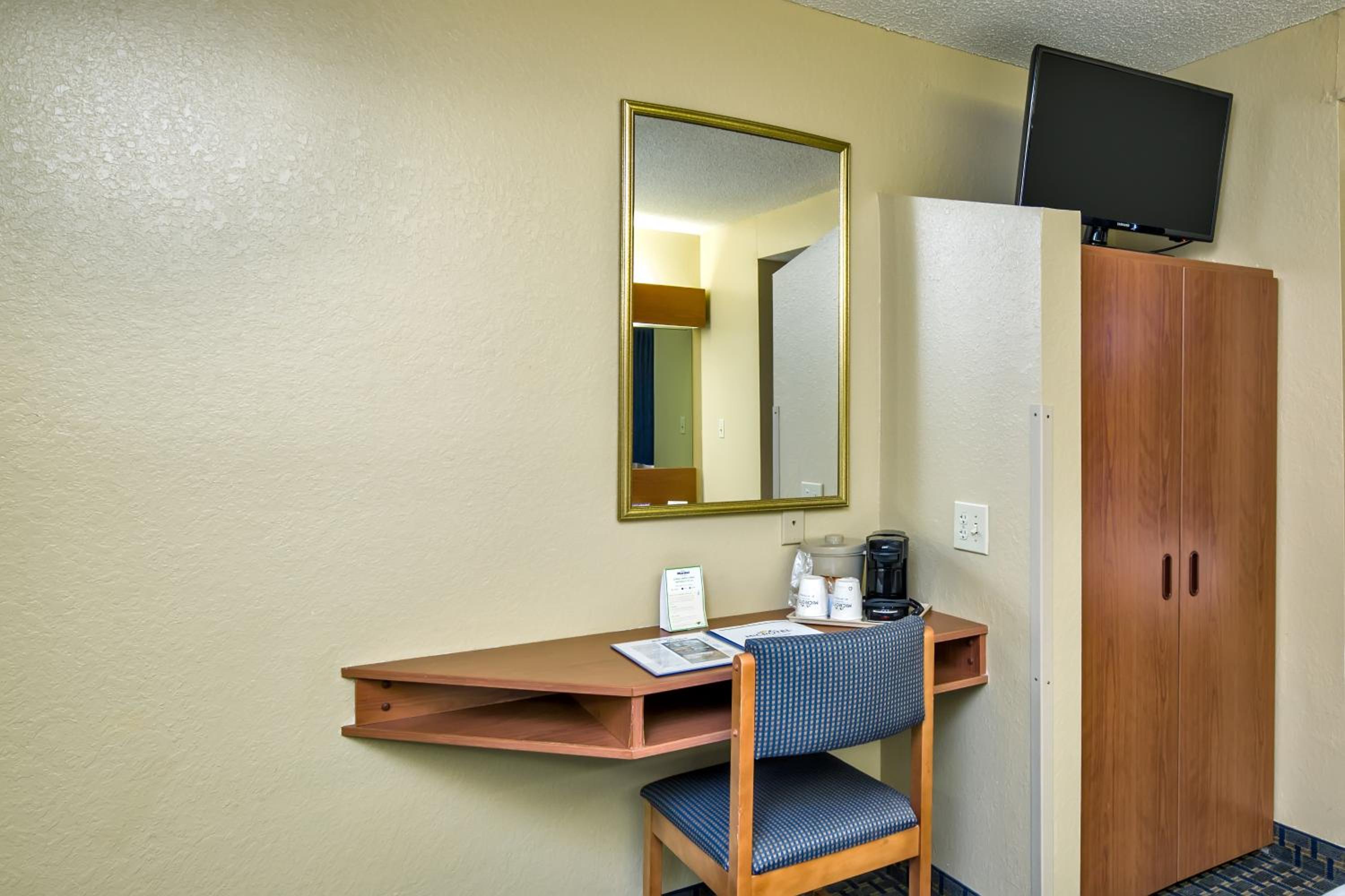 Queen Room - Non-Smoking - Photo 3