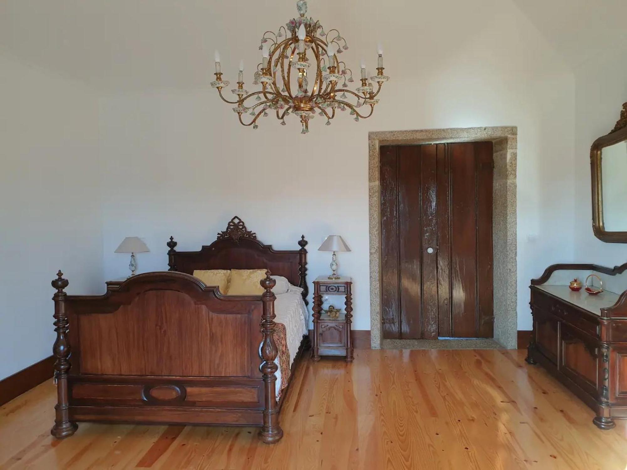Six-Bedroom House photo 2