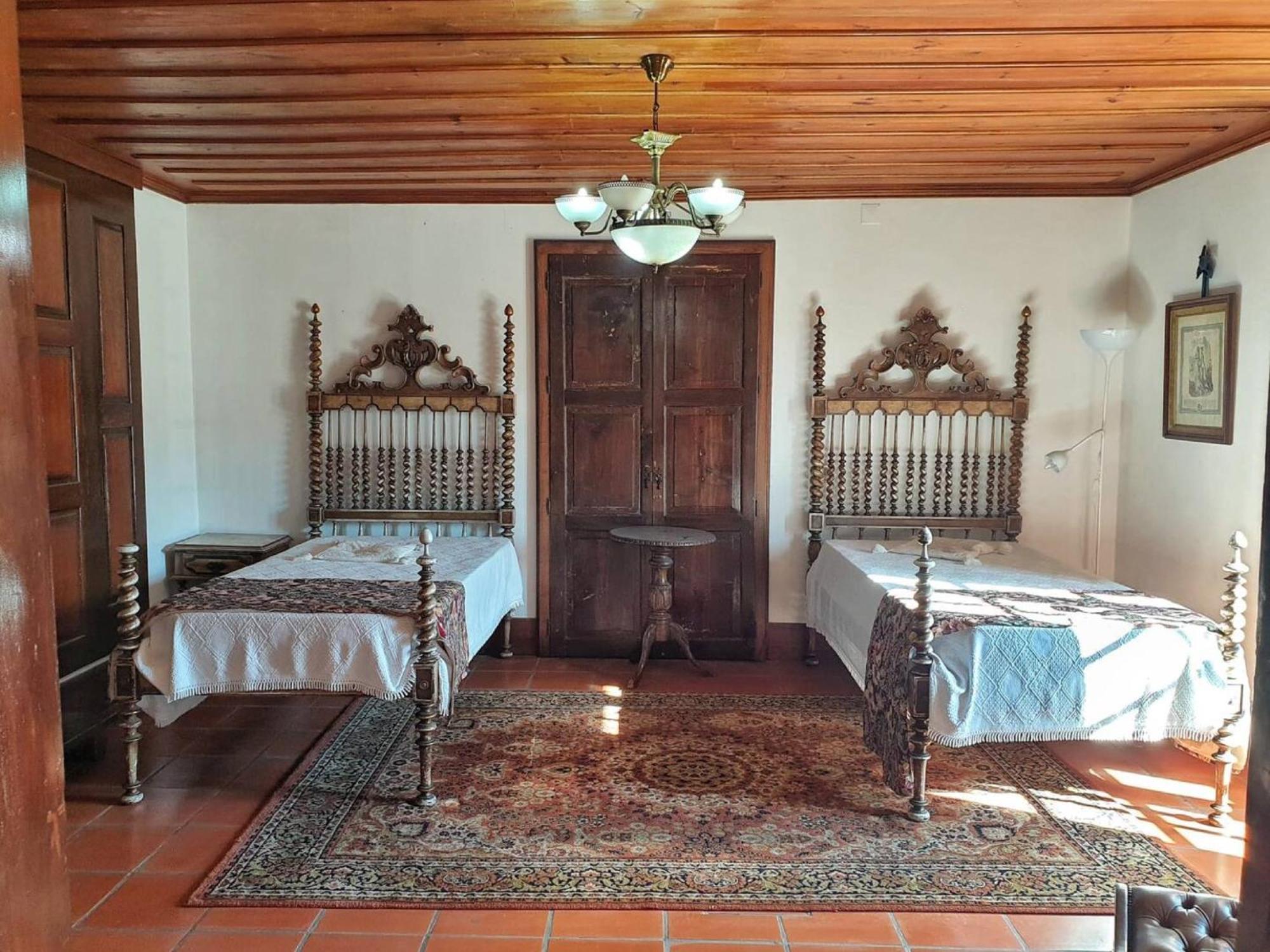 Six-Bedroom House photo 1