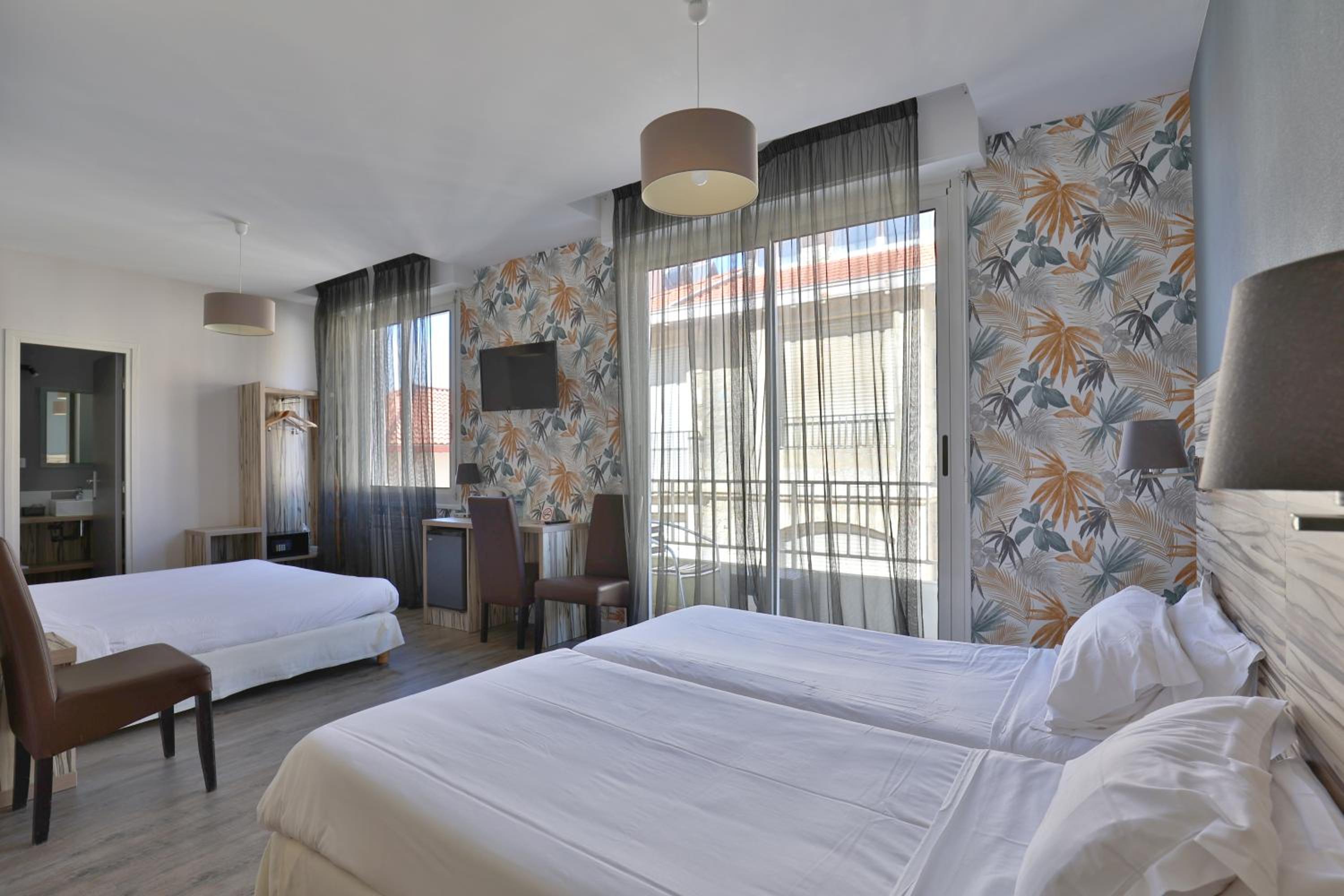 Quadruple Room - Photo 1