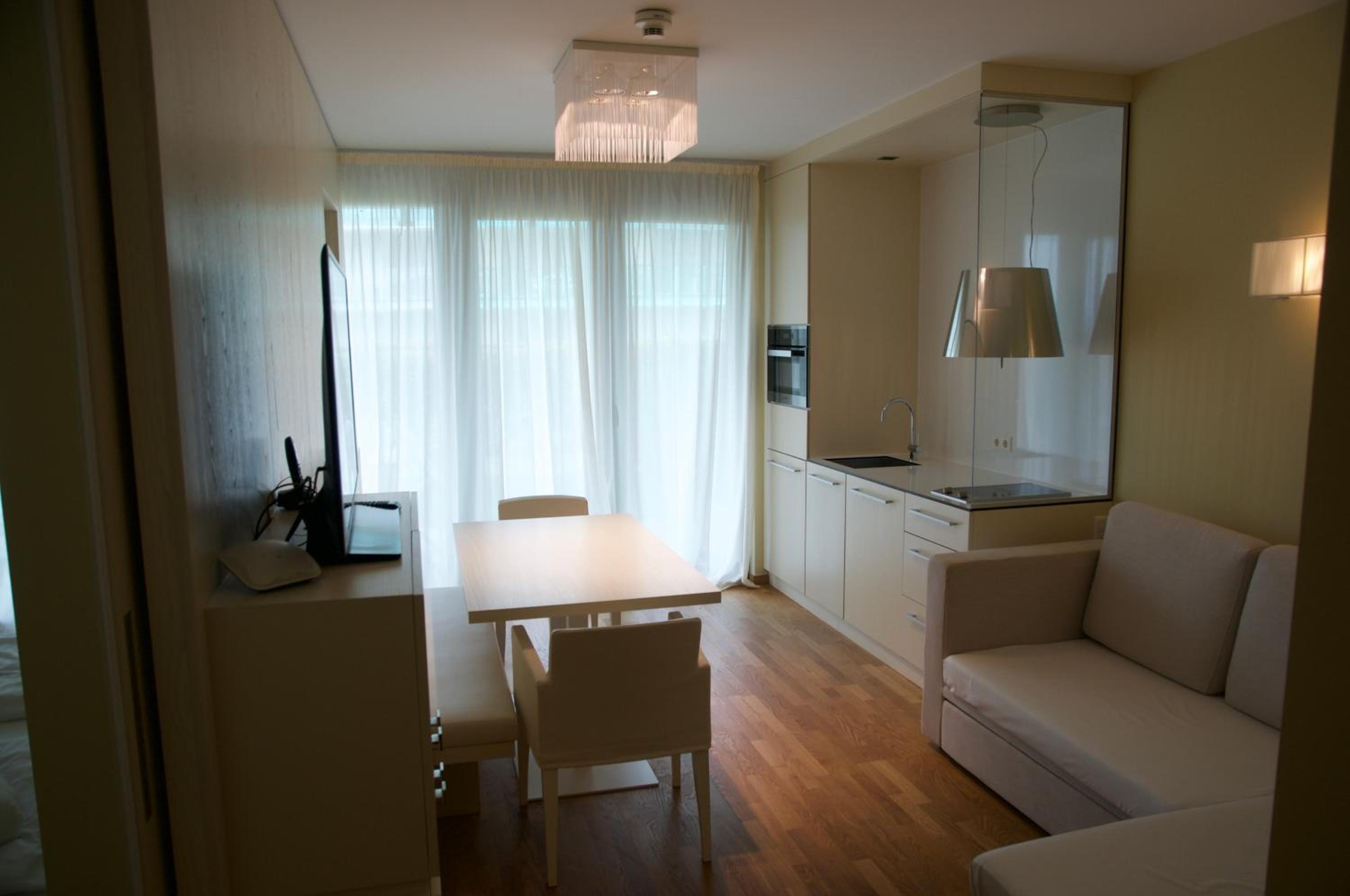 One-Bedroom Apartment photo 1