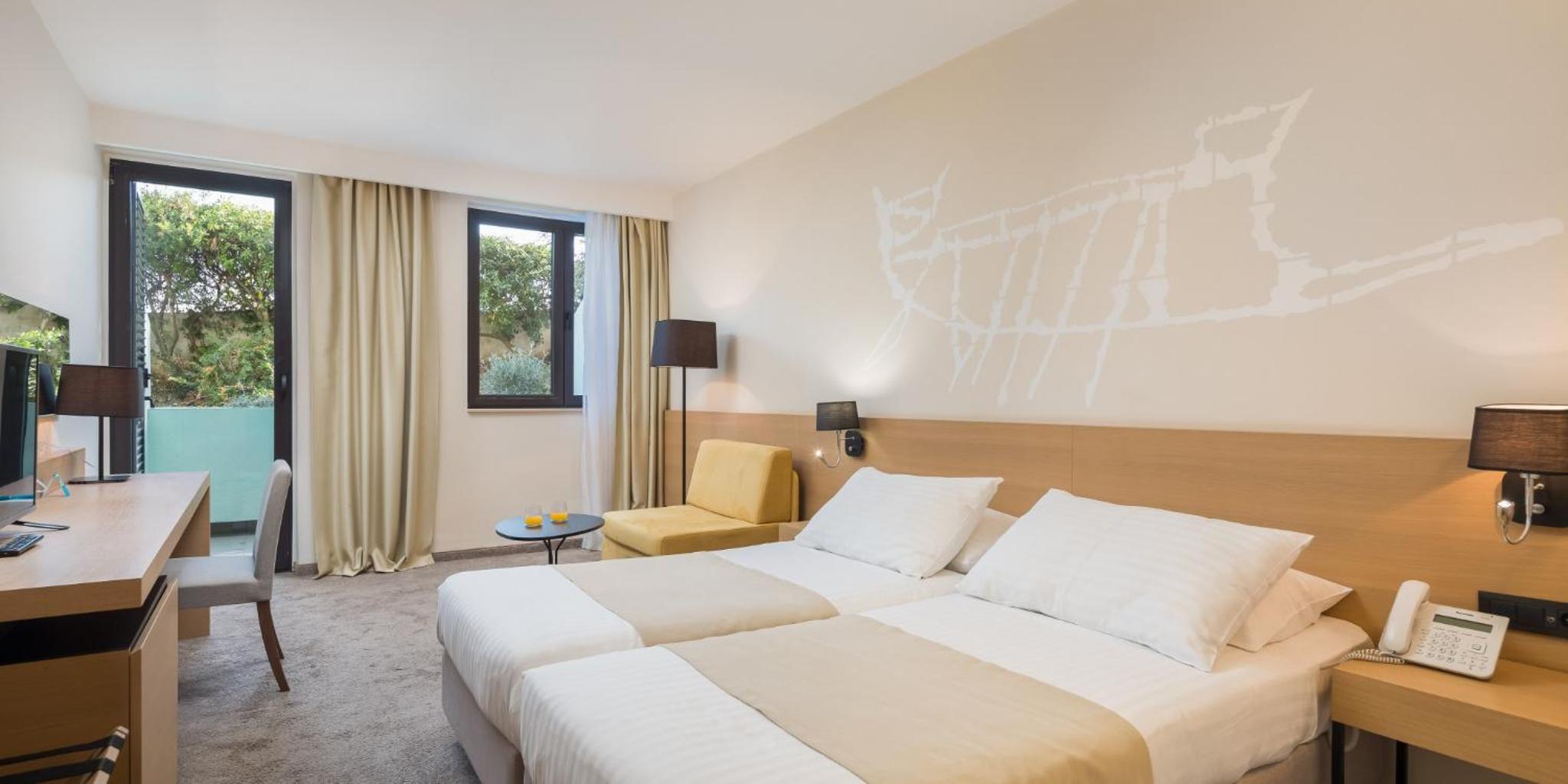 Superior Double Room with Balcony and Extra Bed - Photo 1