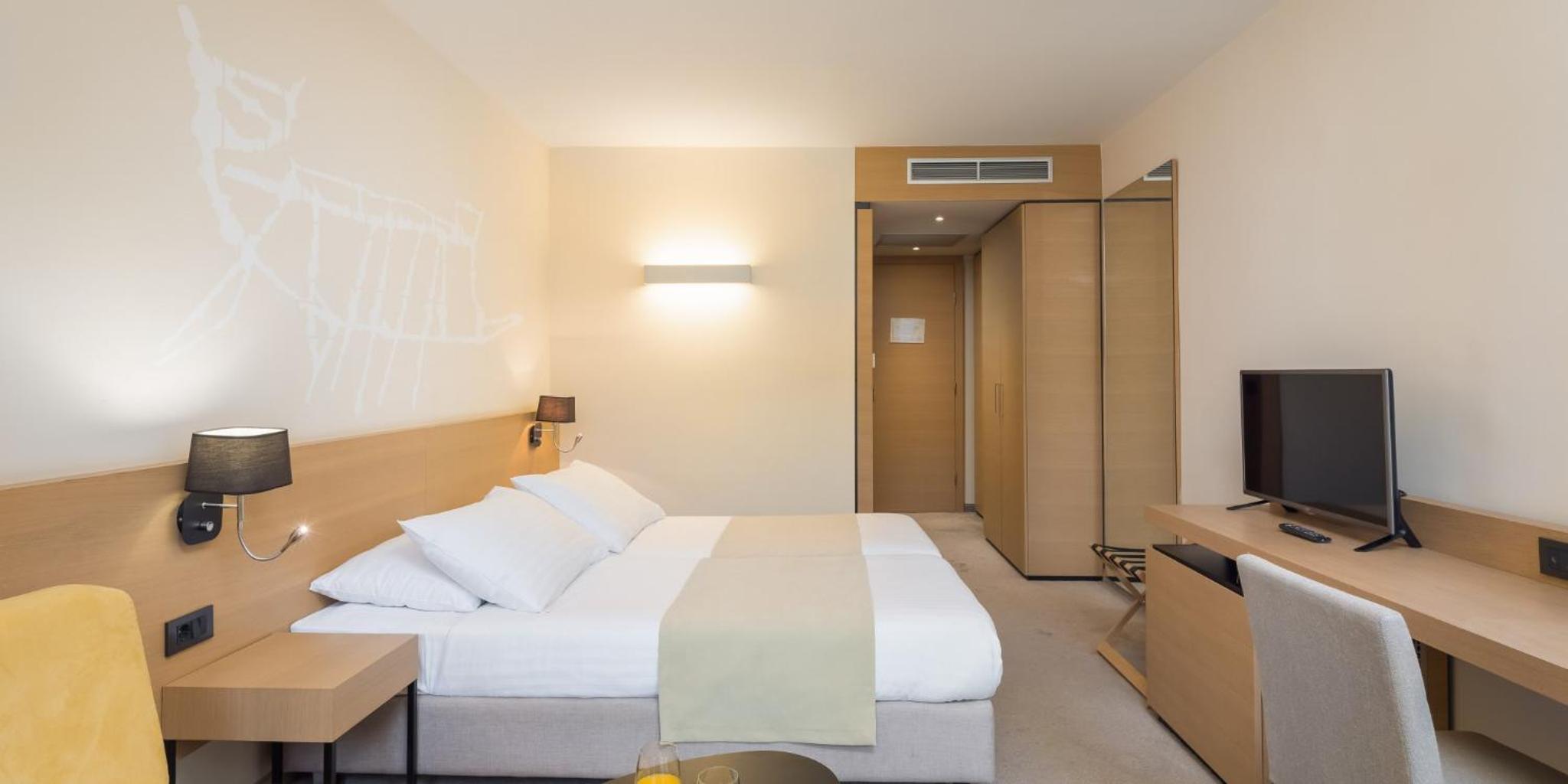 Superior Double Room with Balcony and Extra Bed - Photo 2
