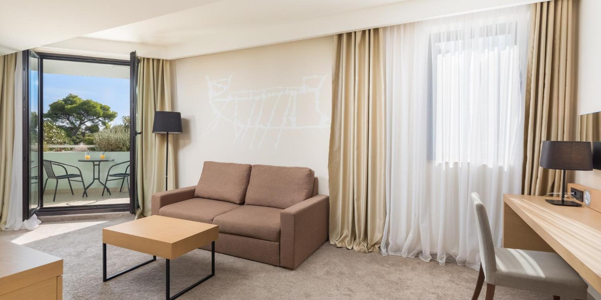 Superior Suite with Balcony - Photo 2