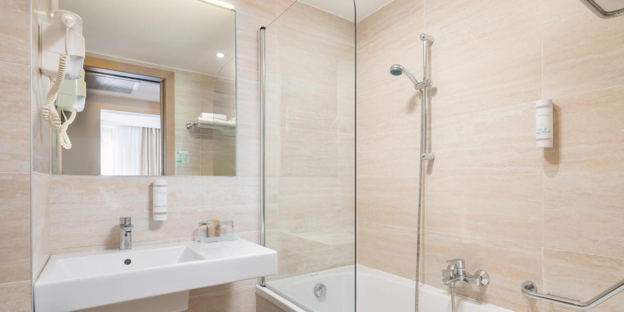 Superior Suite with Balcony - Photo 6