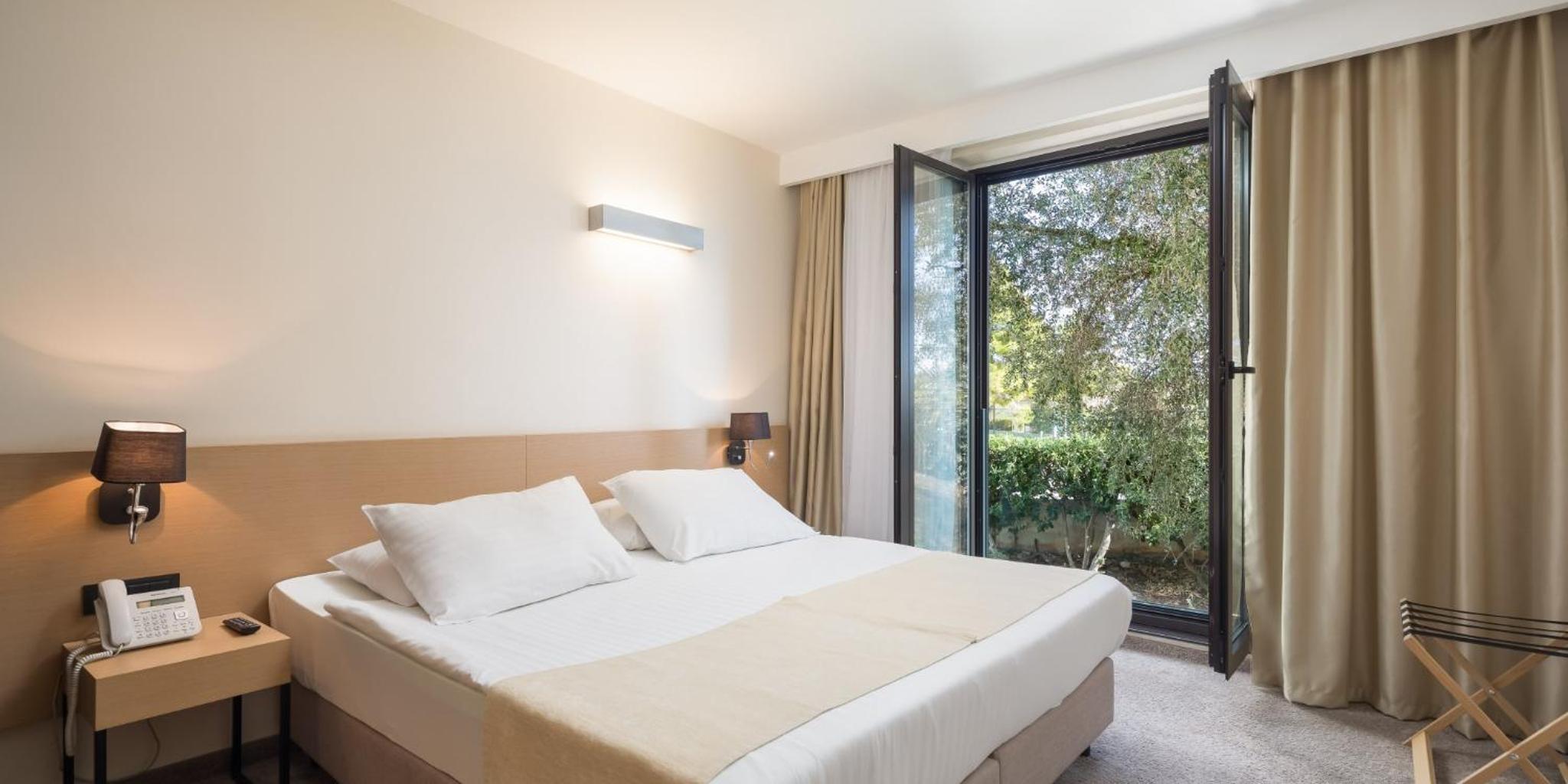Superior Suite with Balcony - Photo 3