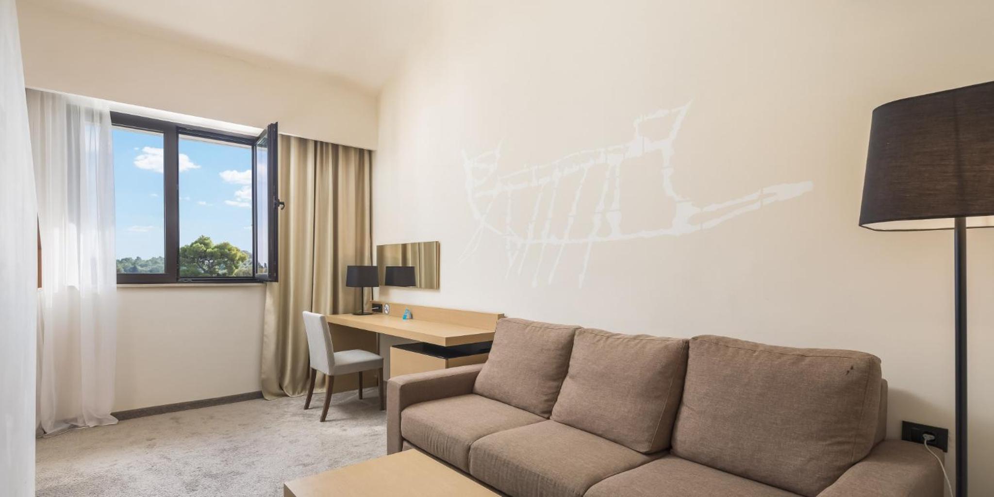 Superior Suite with Balcony - Photo 4