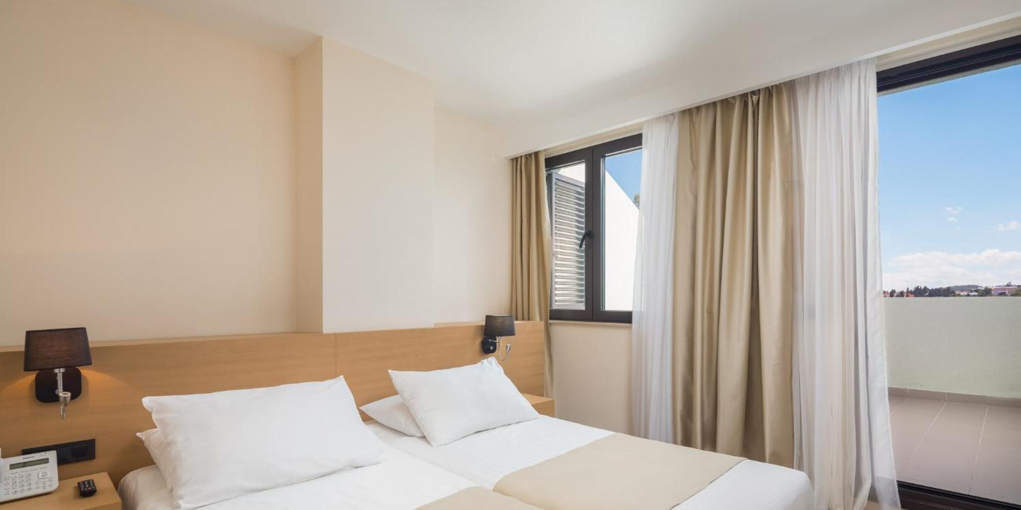 Superior Suite with Balcony - Photo 5