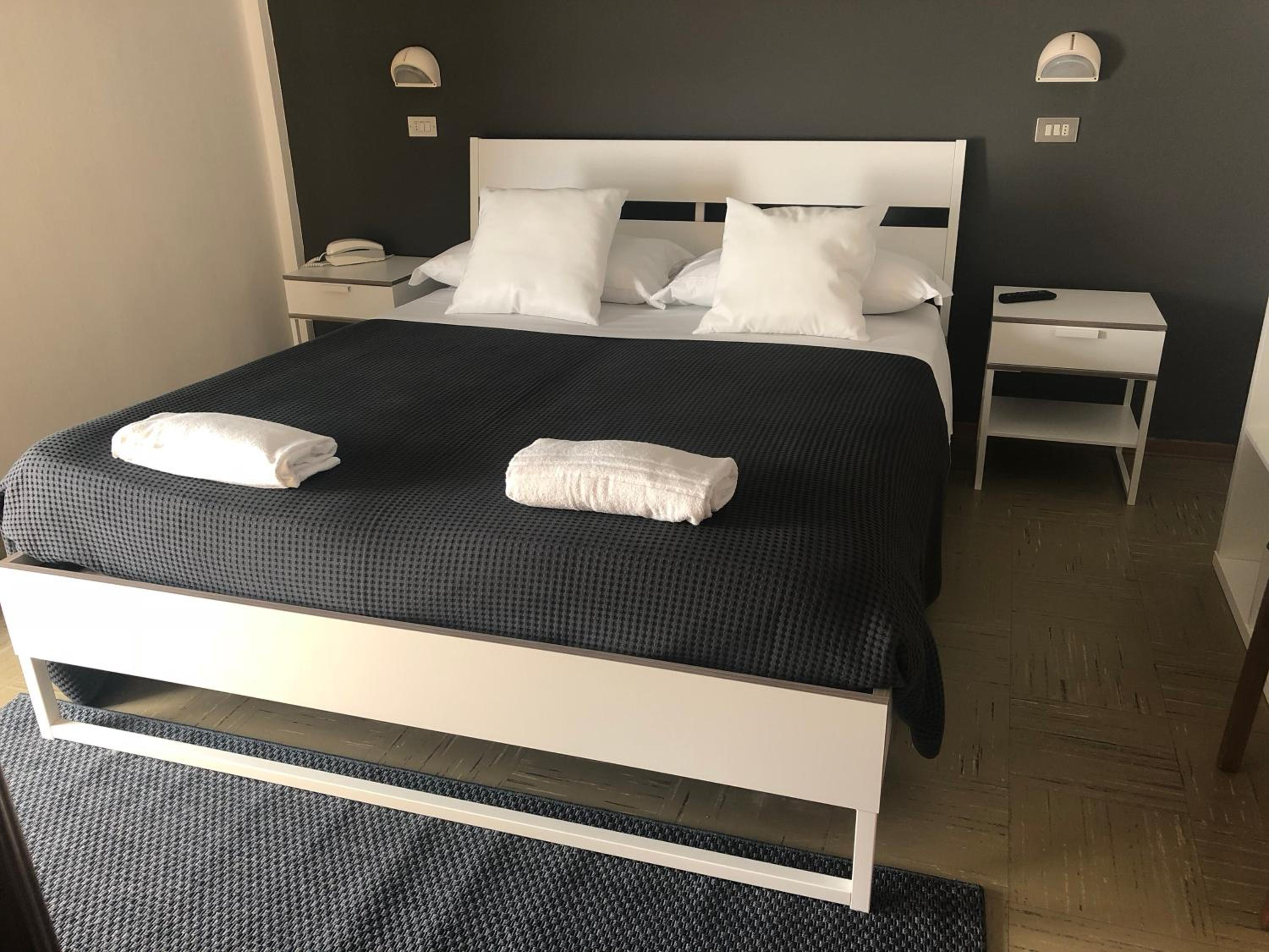 Double Room with Balcony - Photo 14