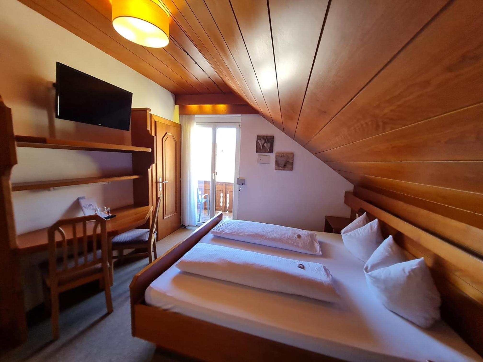 Double Room with Shower - Photo 10
