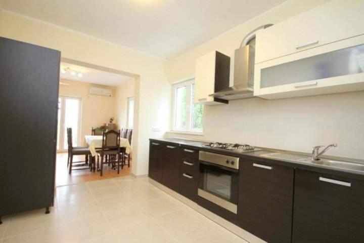 Three-Bedroom Apartment - Photo 3
