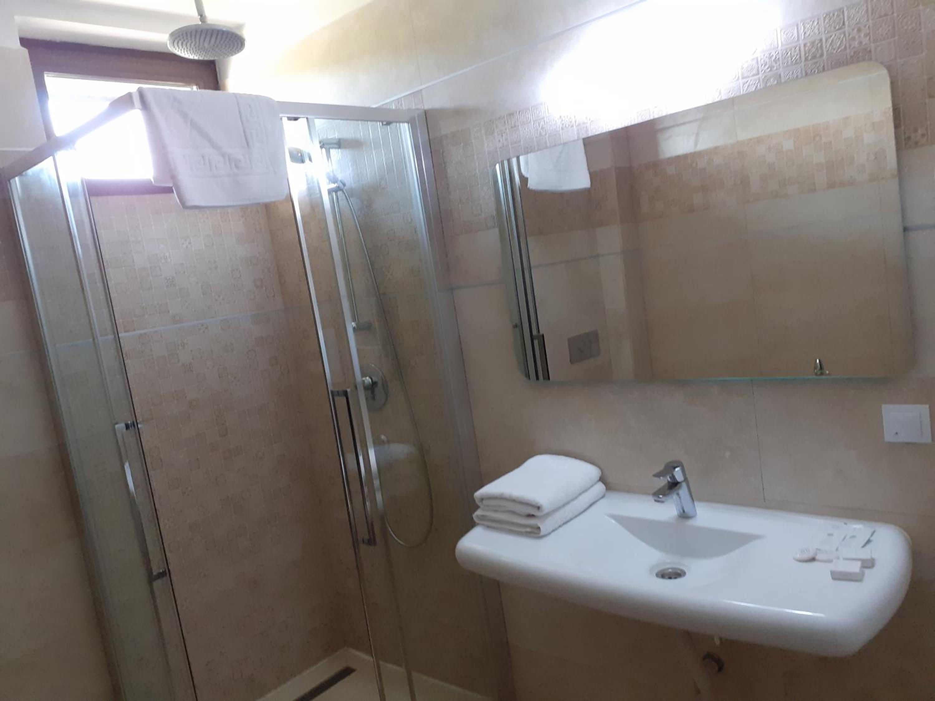 Double or Twin Room - Photo 5