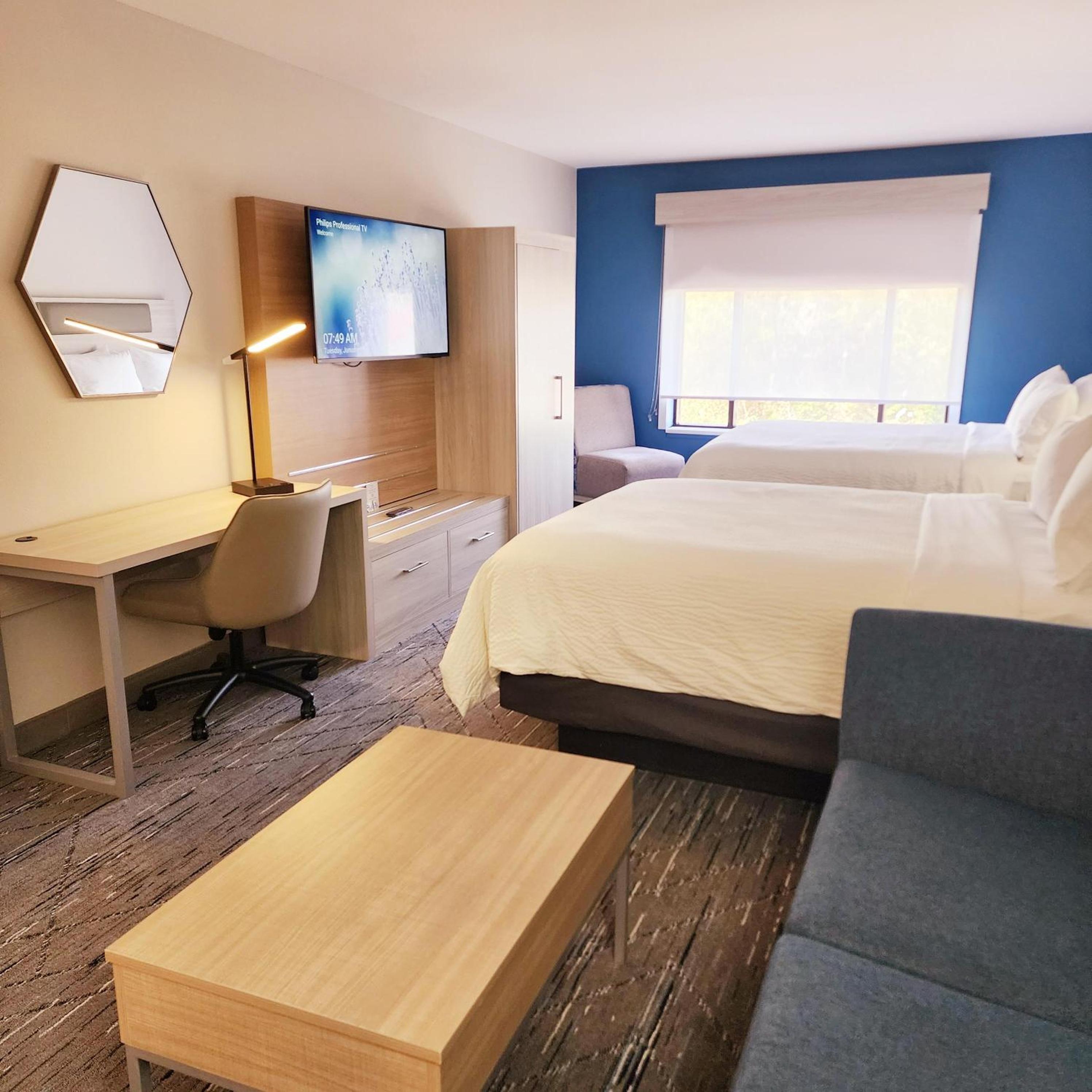 Queen Suite with Two Queen Beds - Photo 3