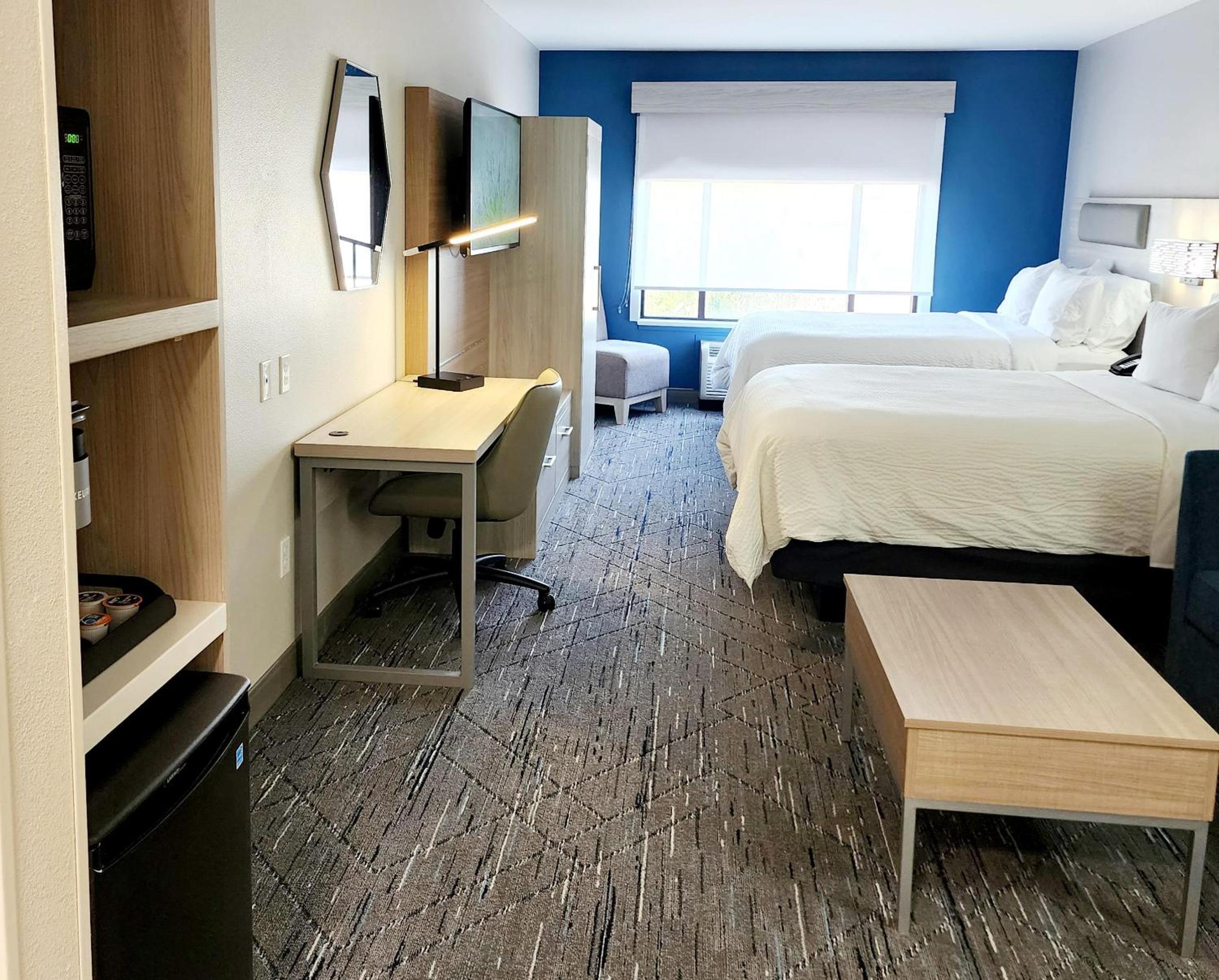Queen Suite with Two Queen Beds - Photo 1
