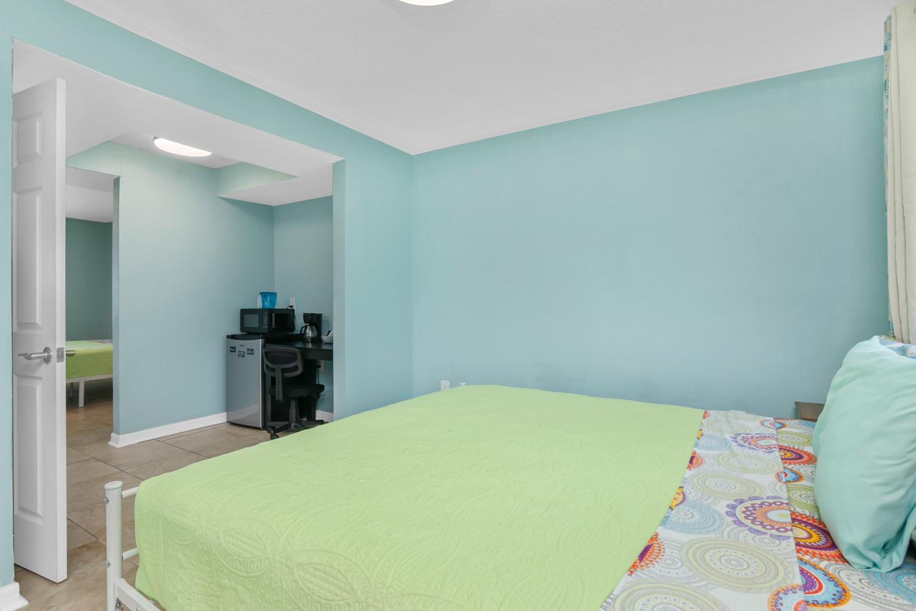 Deluxe King Suite - Photo 6