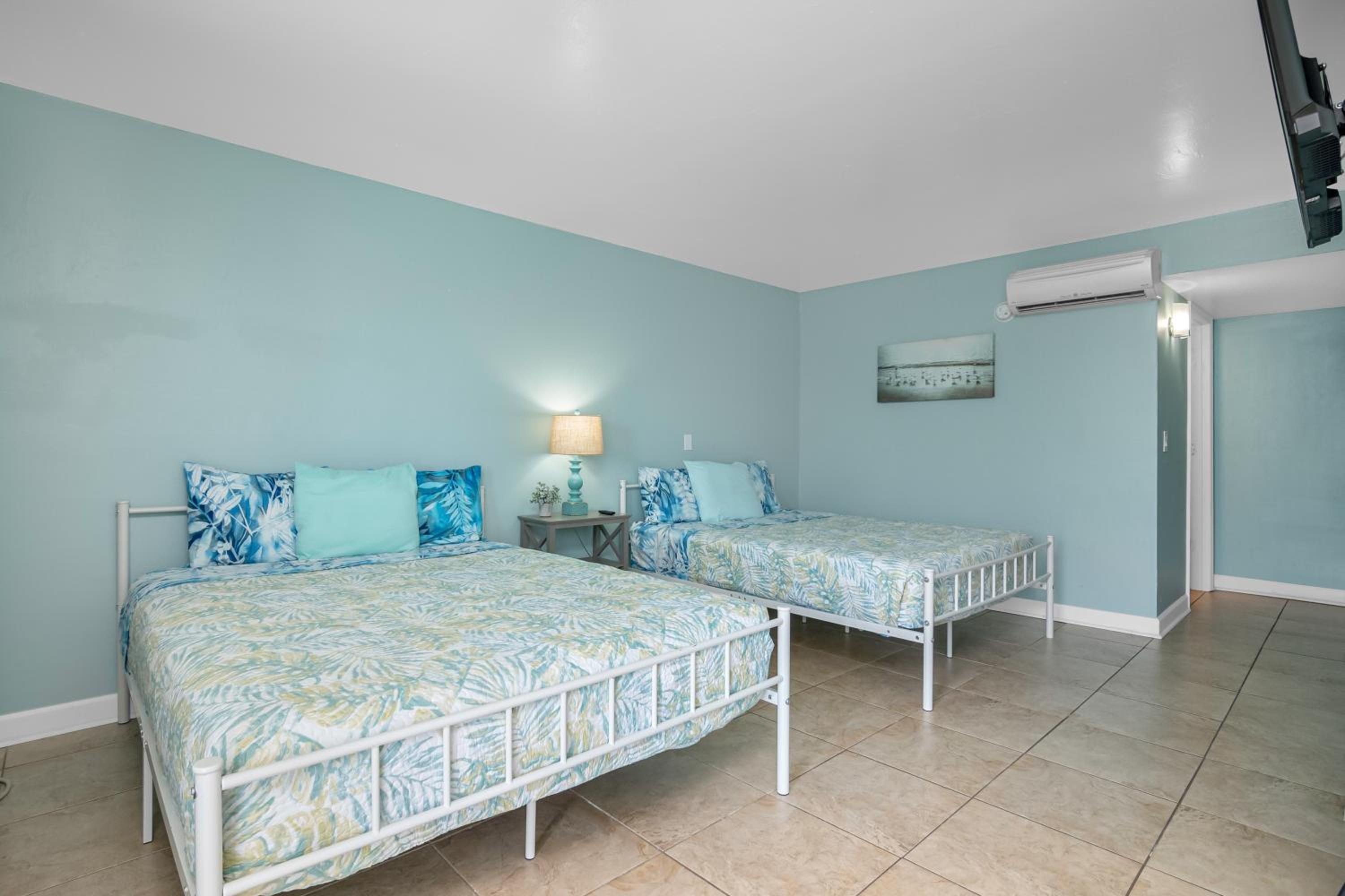 Queen Room with Two Queen Beds - Photo 3