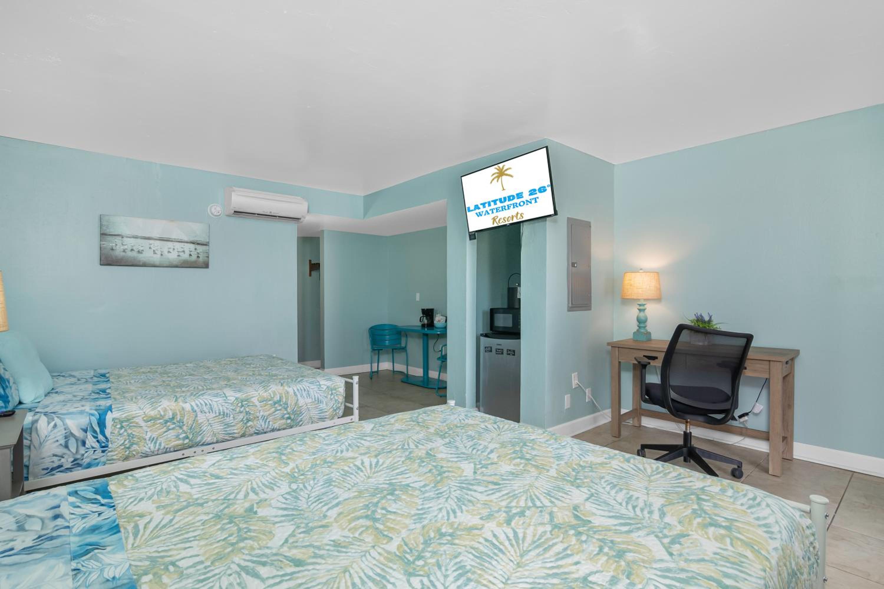 Queen Room with Two Queen Beds - Photo 4