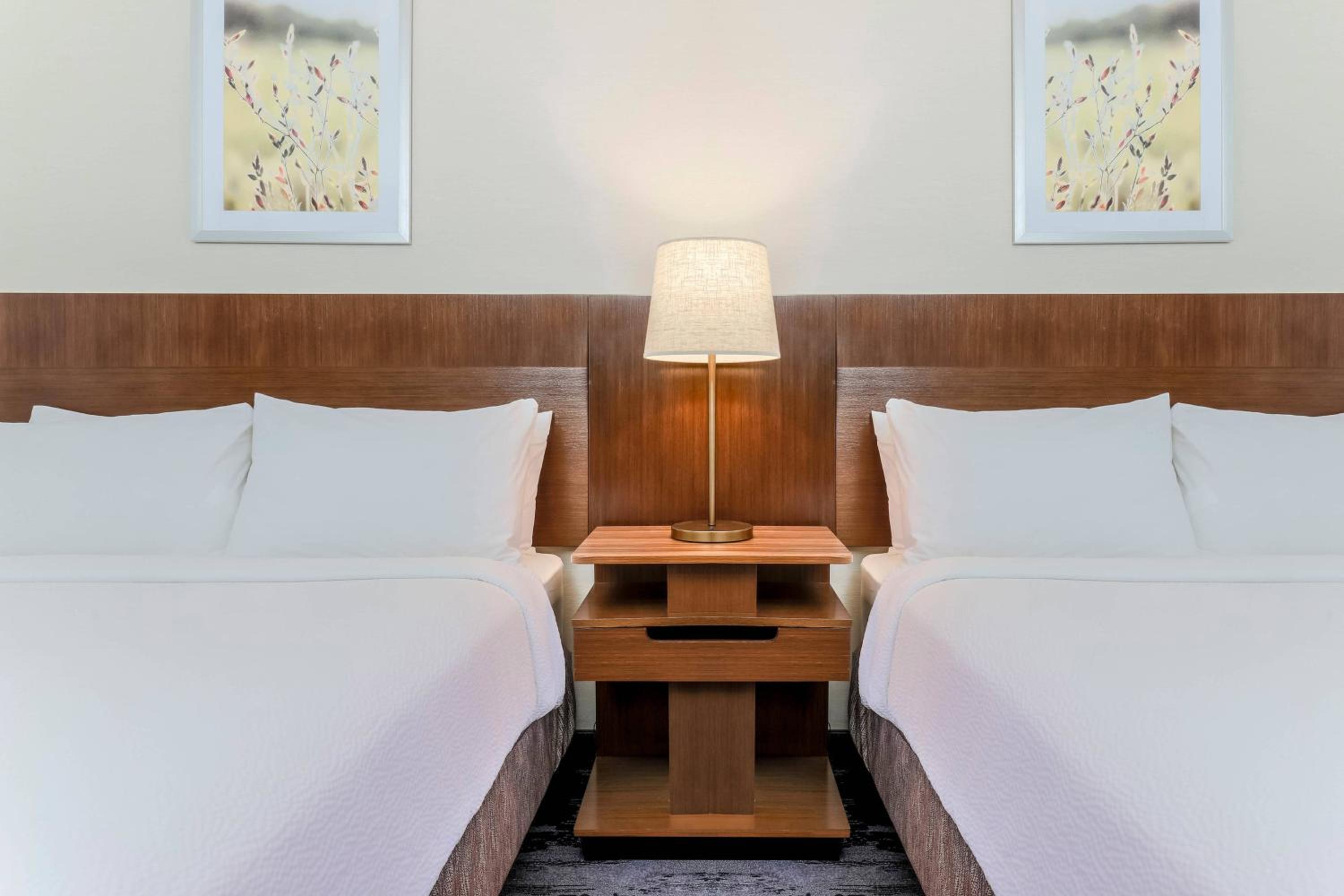 Queen Room with Two Queen Beds - Photo 5