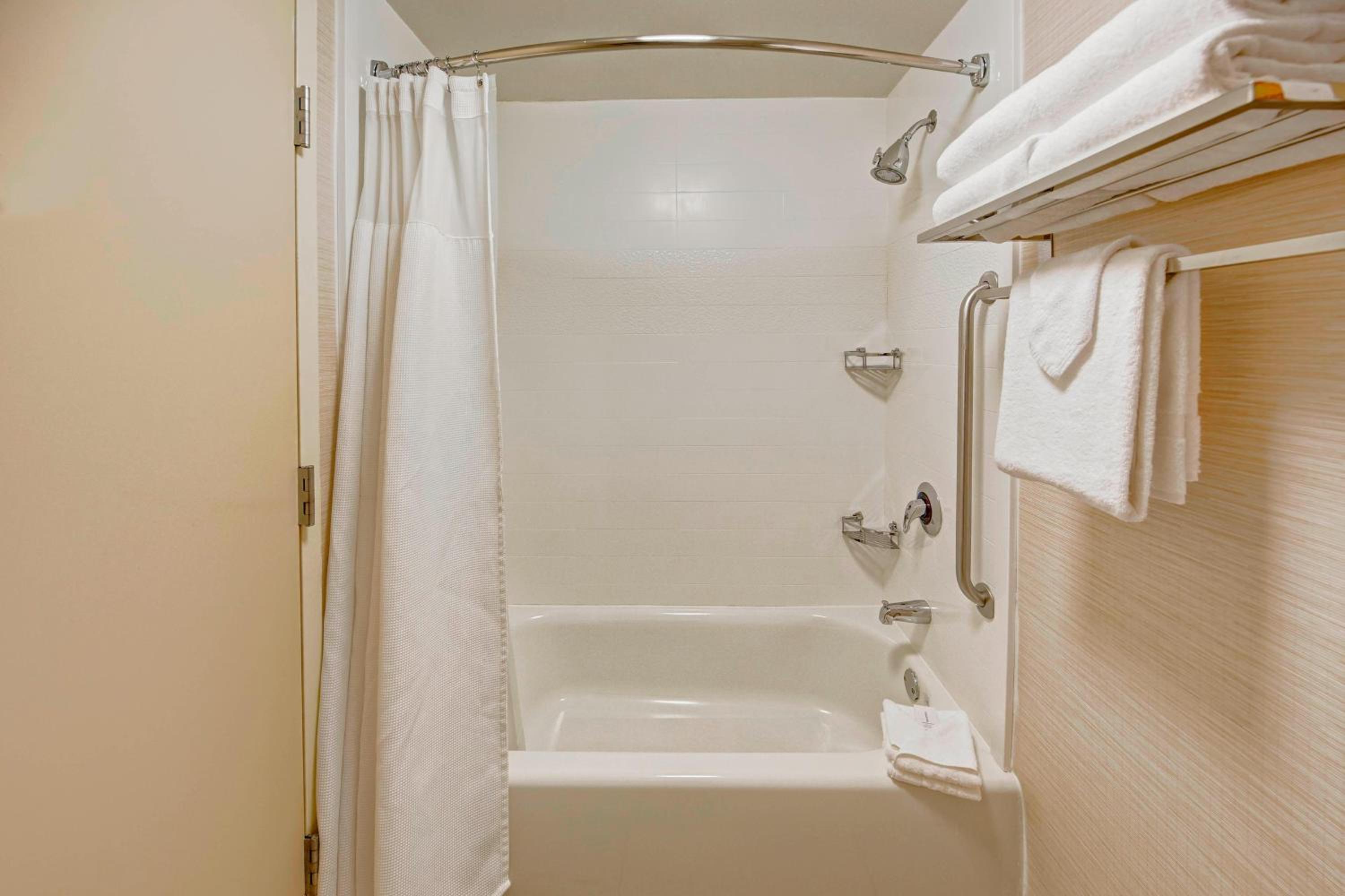 Queen Room with Two Queen Beds - Hearing Accessible