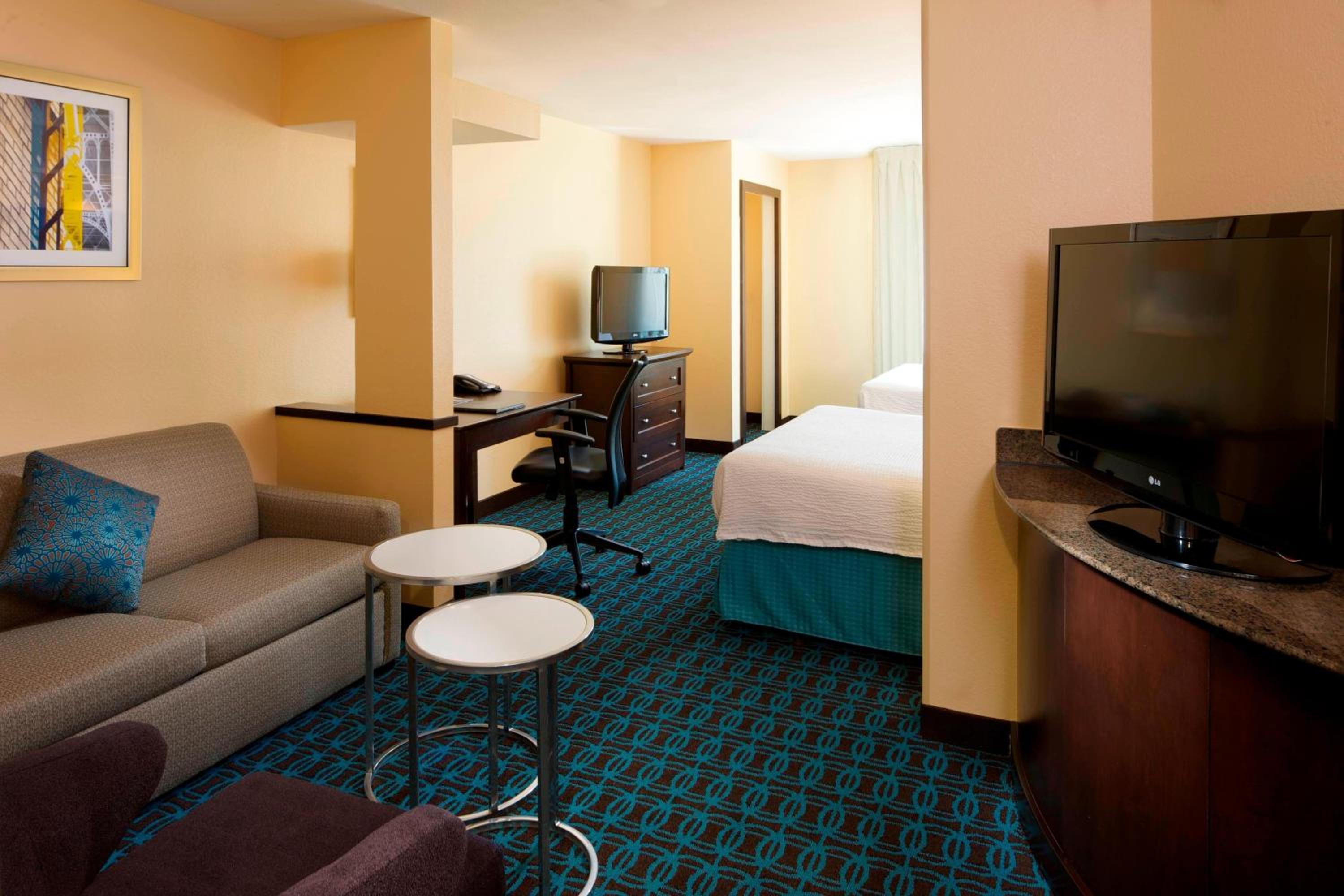 Queen Suite with Two Queen Beds, Bathtub and Sofa Bed - Mobility Access/Hearing Accessible - Photo 1