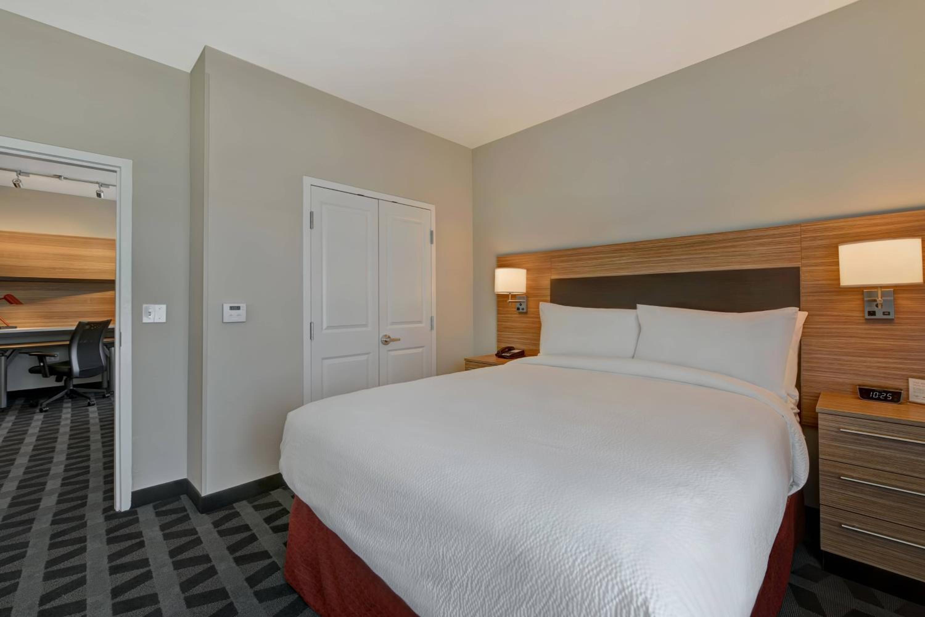 1 Bedroom Suite, 1 King, Sofa bed - Photo 1
