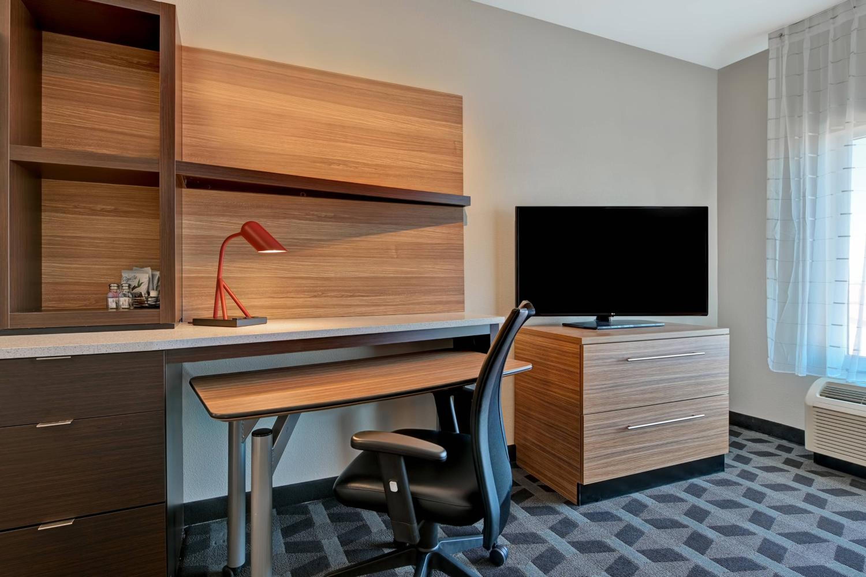 1 Bedroom Suite, 1 King, Sofa bed - Photo 3