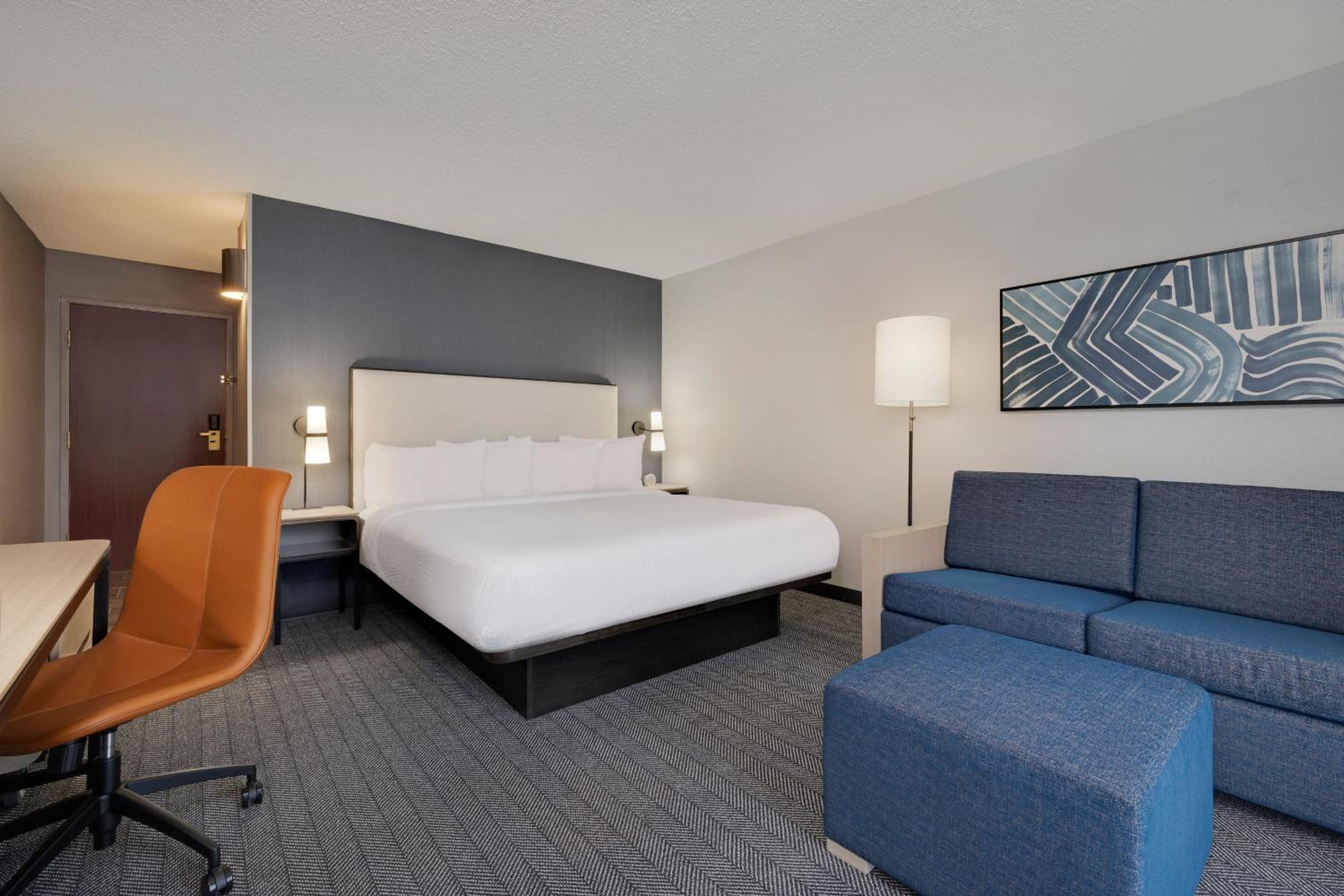 Executive King Room with Balcony/Sofa Bed/Tub - Mobility/Hearing Accessible - Photo 1