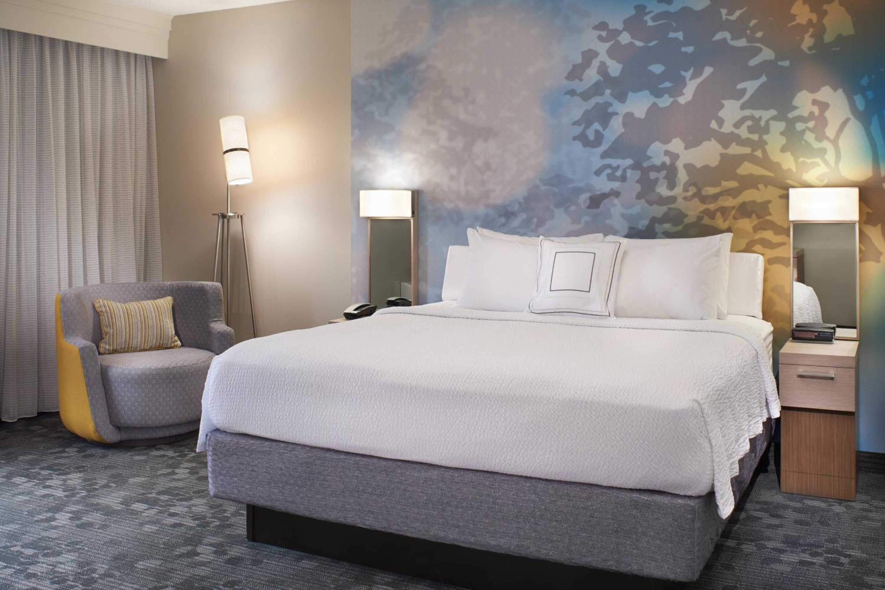 One-Bedroom King Suite with Sofa Bed and Adapted Tub - Mobility Accessible