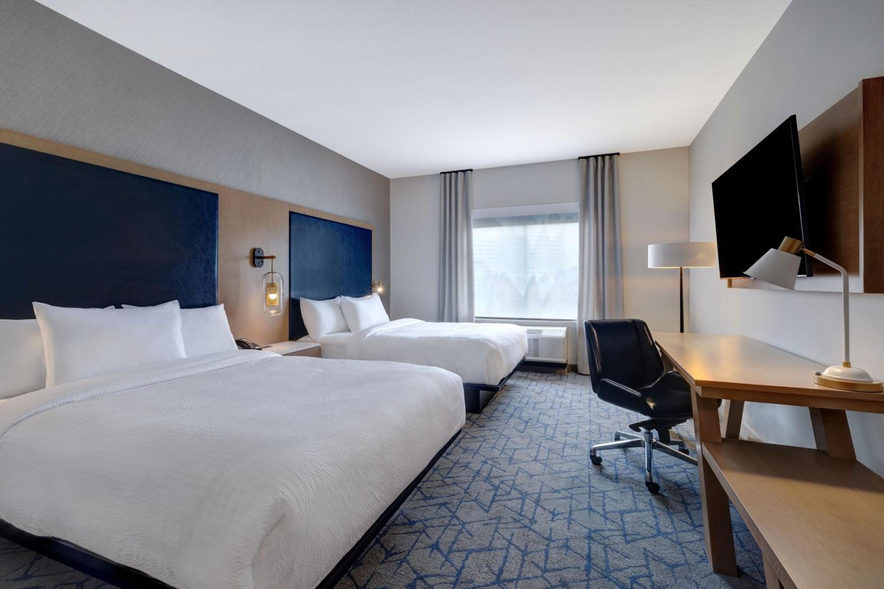 Queen Room with Two Queen Beds - Photo 4