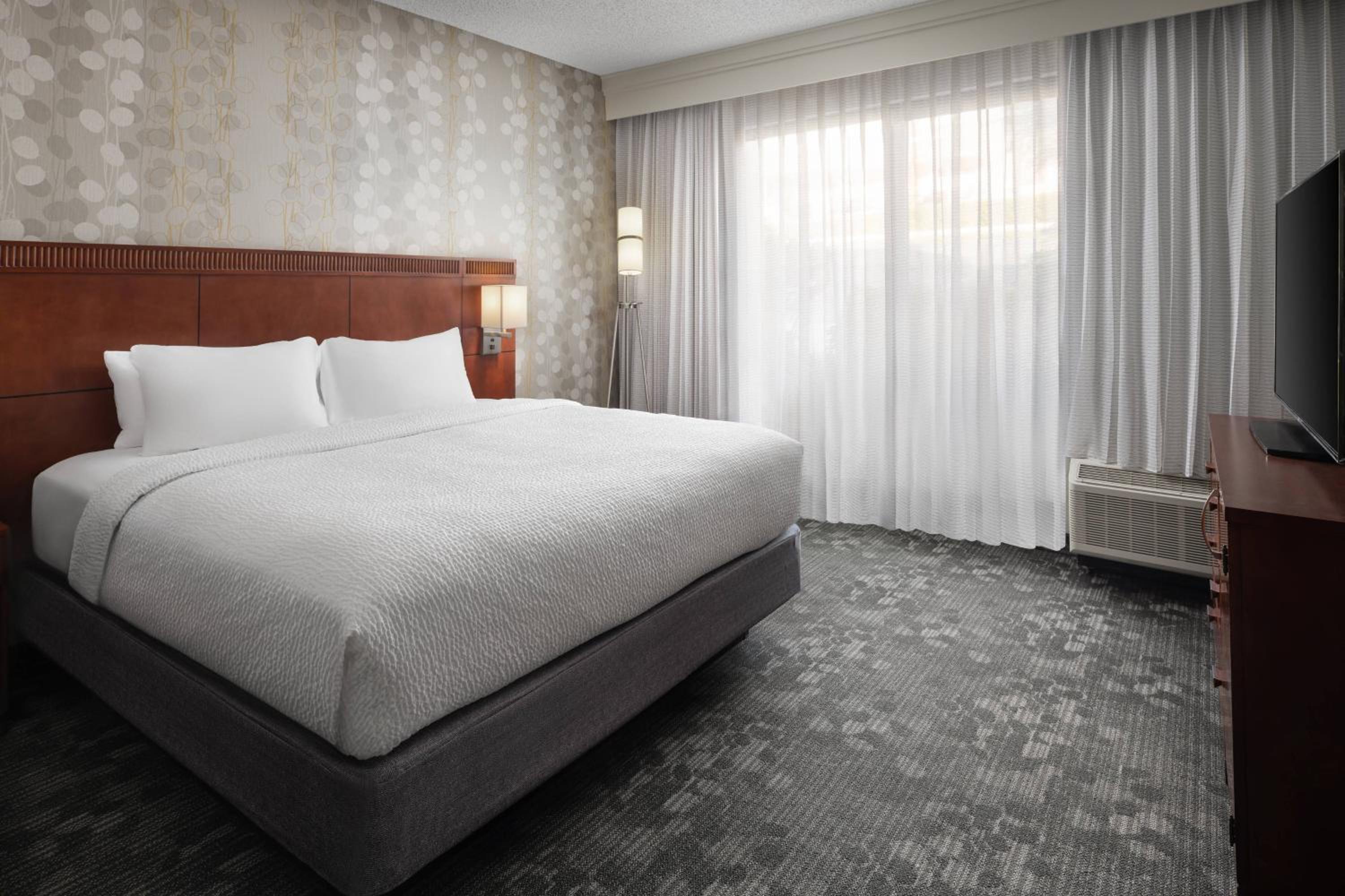 One-Bedroom King Suite - Photo 2
