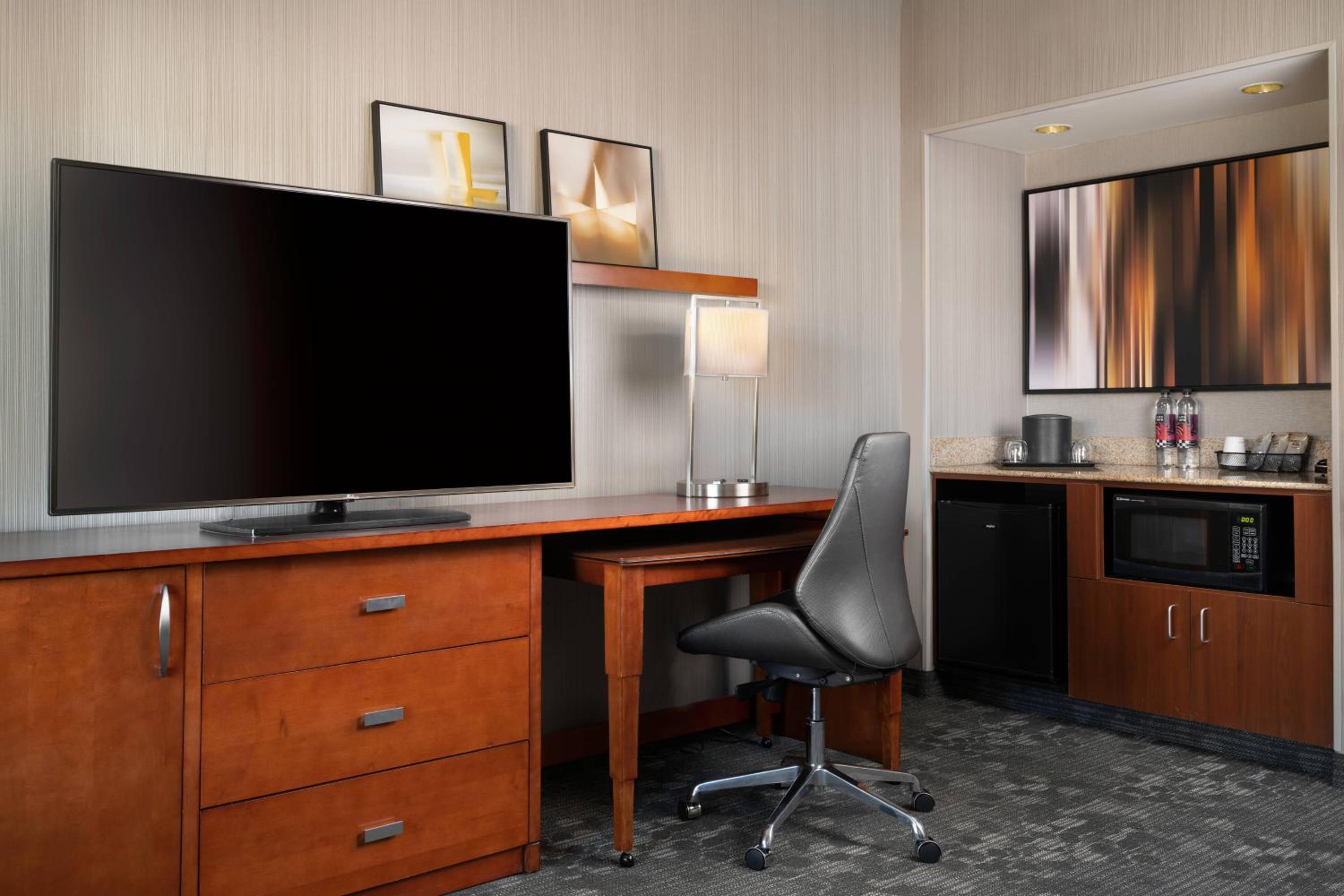 One-Bedroom King Suite - Photo 3