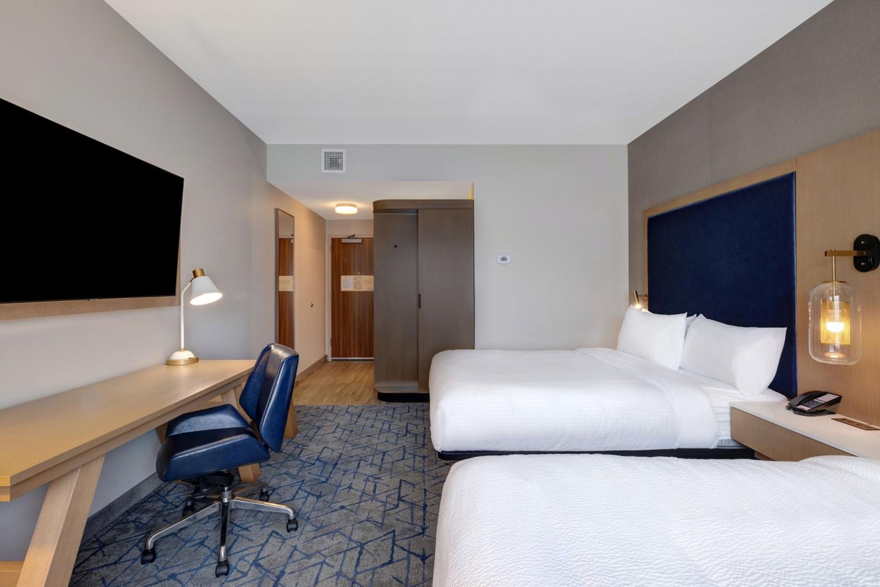 Queen Room with Two Queen Beds - Hearing Accessible - Photo 4