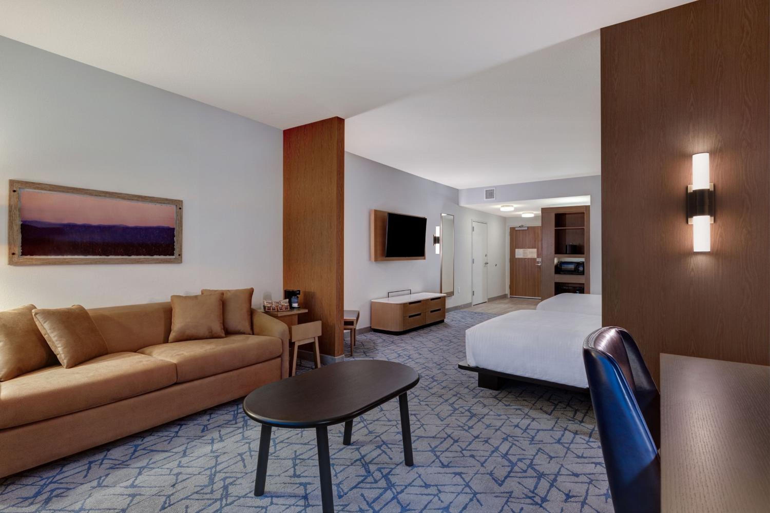 Queen Suite with Two Queen Beds and Sofa Bed - Photo 3