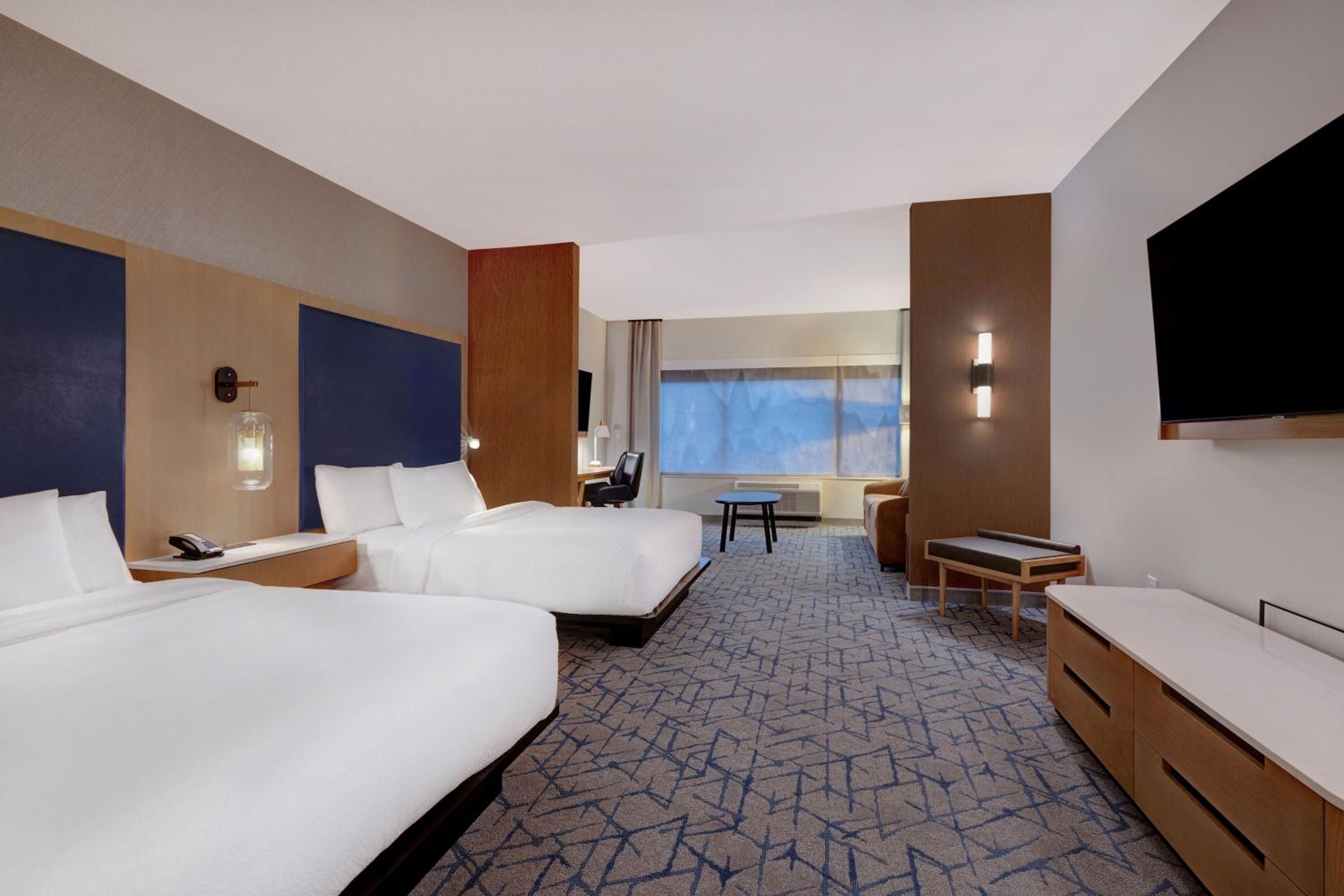 Queen Suite with Two Queen Beds and Sofa Bed - Photo 4