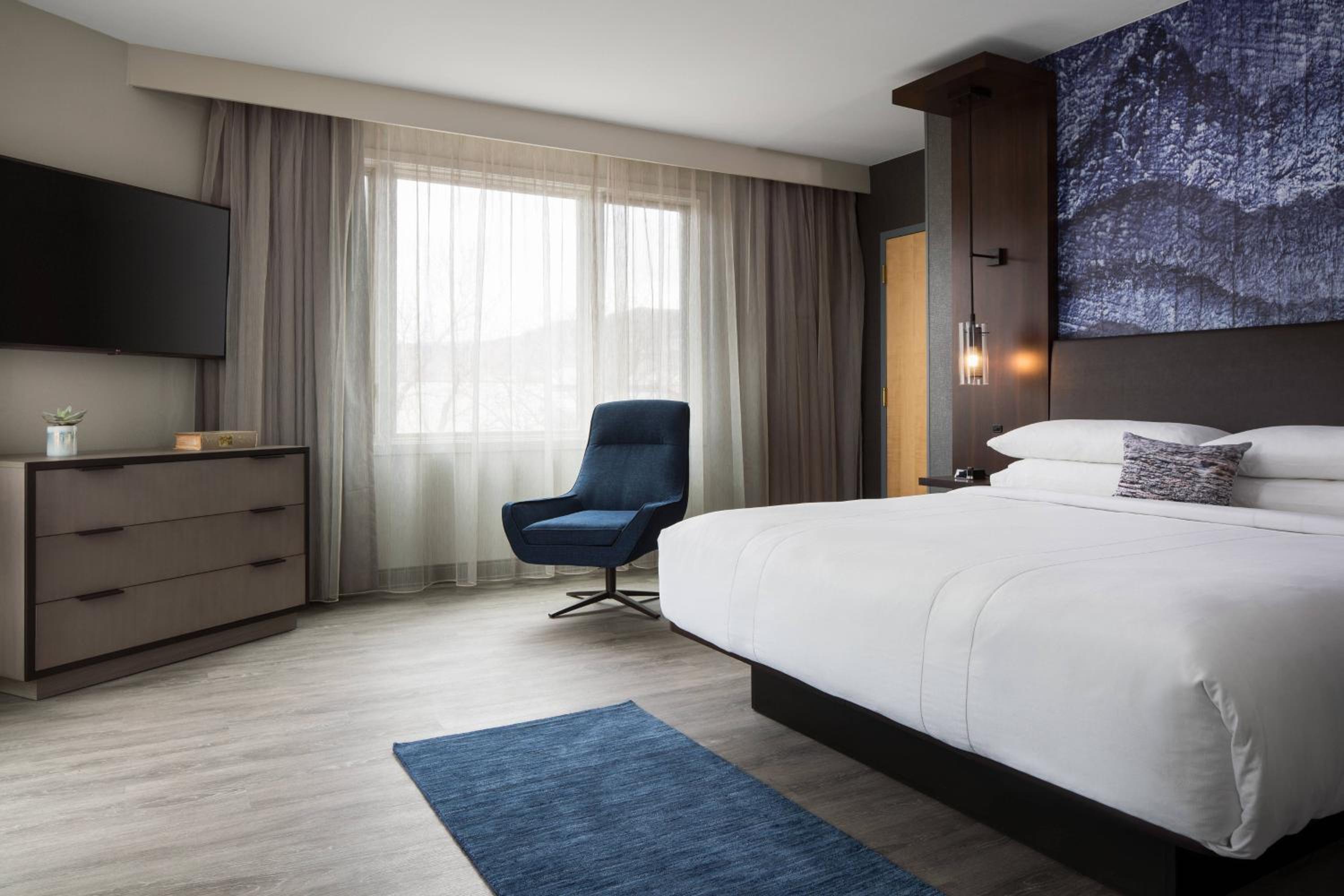 1 Bedroom Executive Suite, 1 King, Corner room - Photo 2