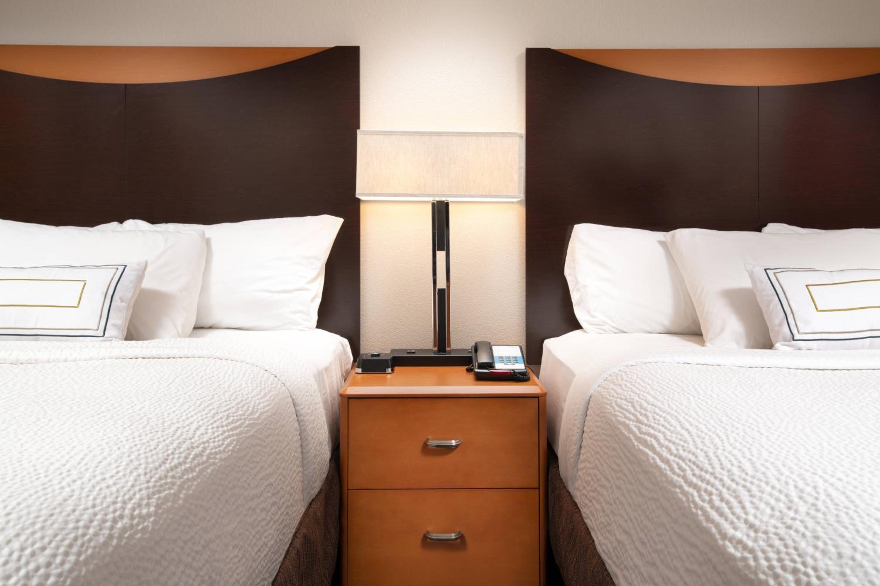 Queen Room with Two Queen Beds and Adapted Tub - Mobility Accessible photo 3