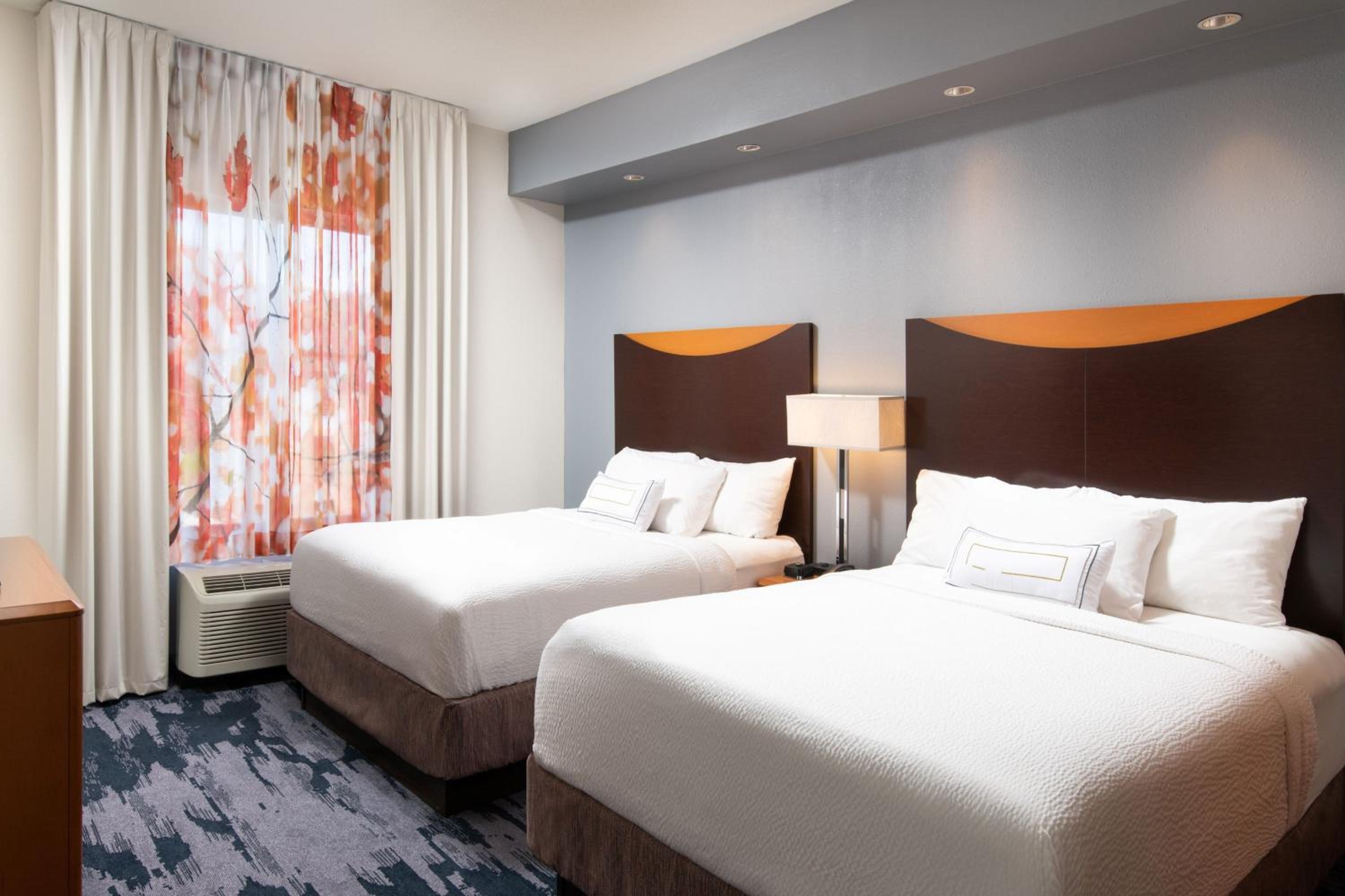 Queen Room with Two Queen Beds and Adapted Tub - Mobility Accessible photo 1