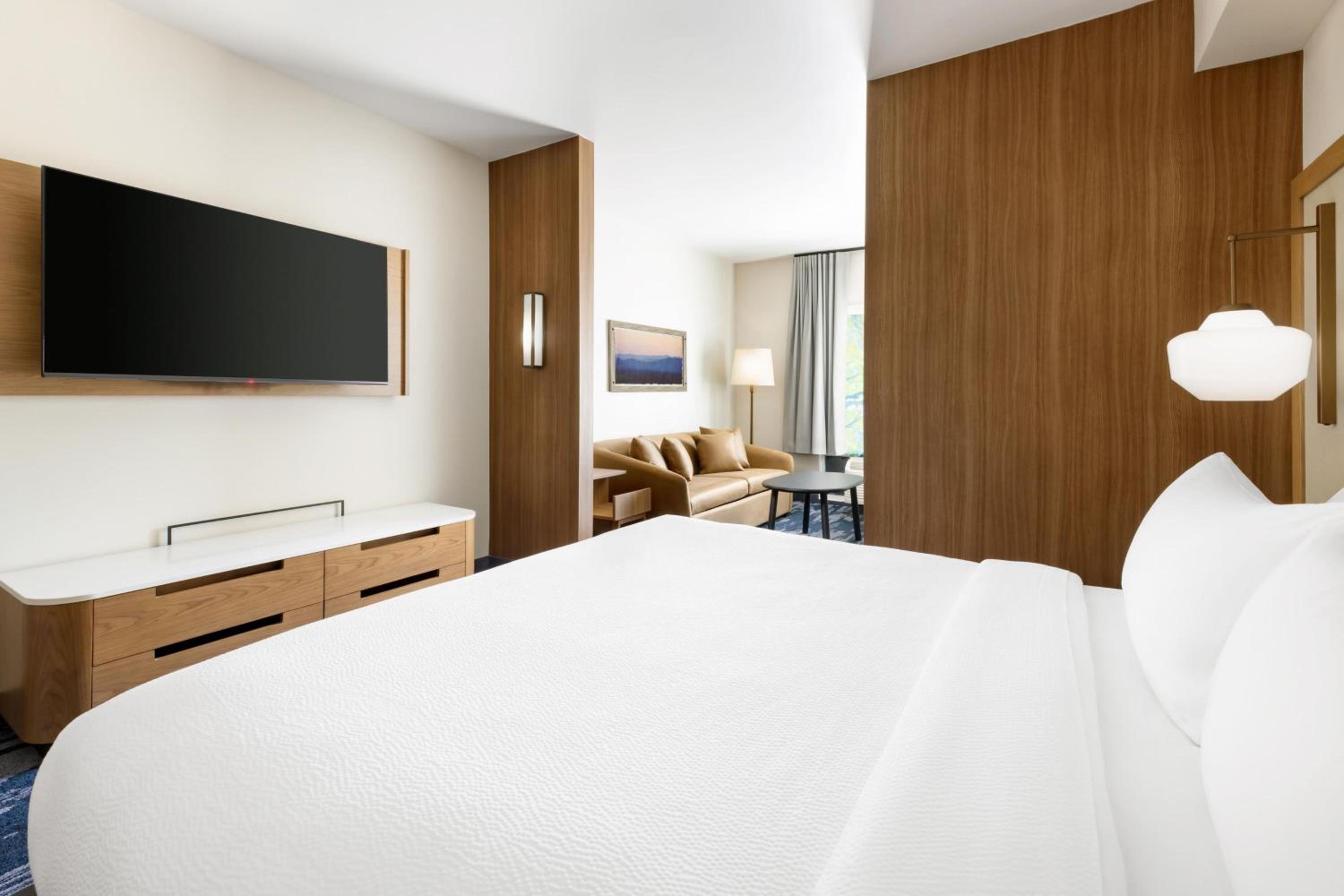 Executive King Suite with Sofa Bed - Photo 7