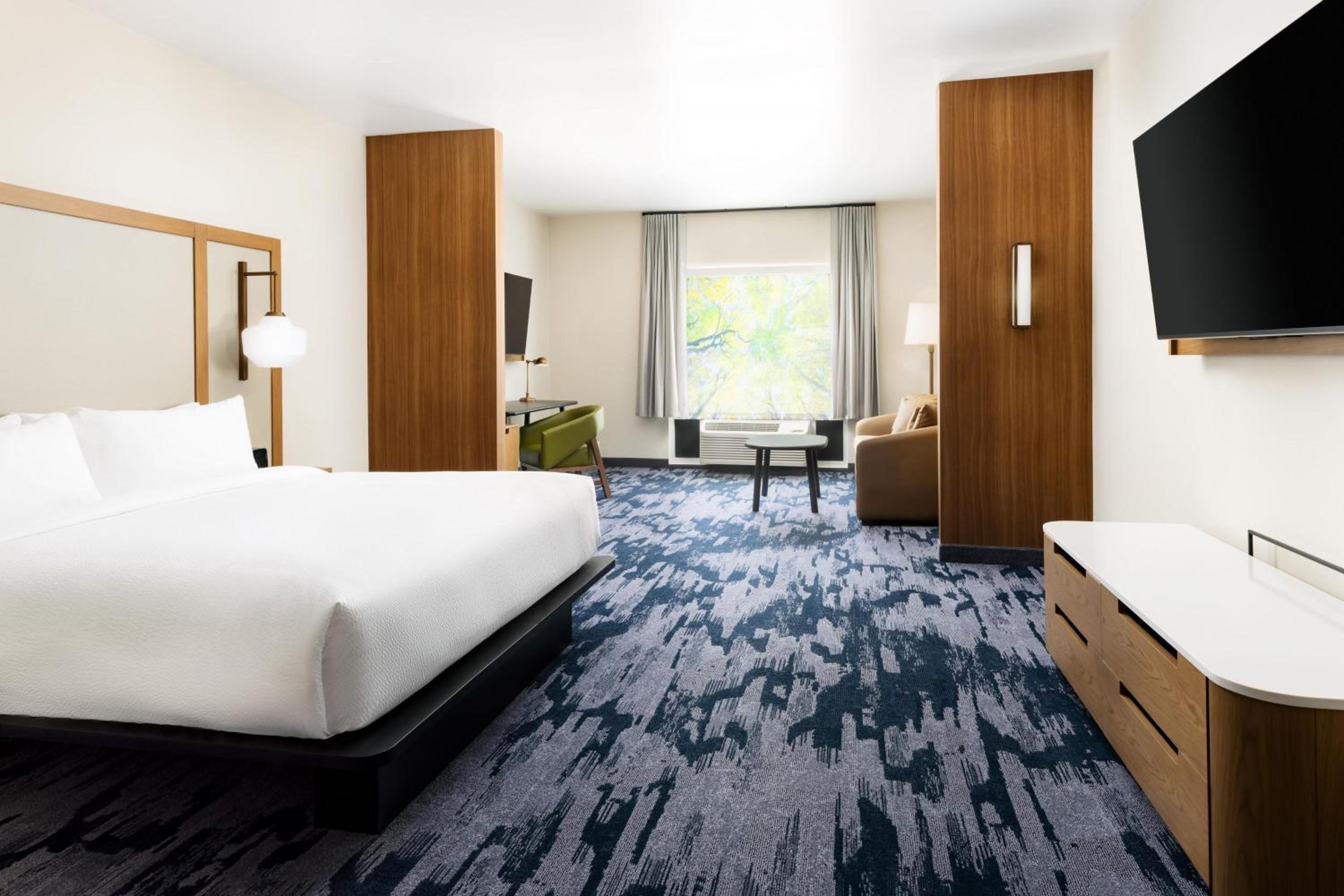 Executive King Suite with Sofa Bed - Photo 8