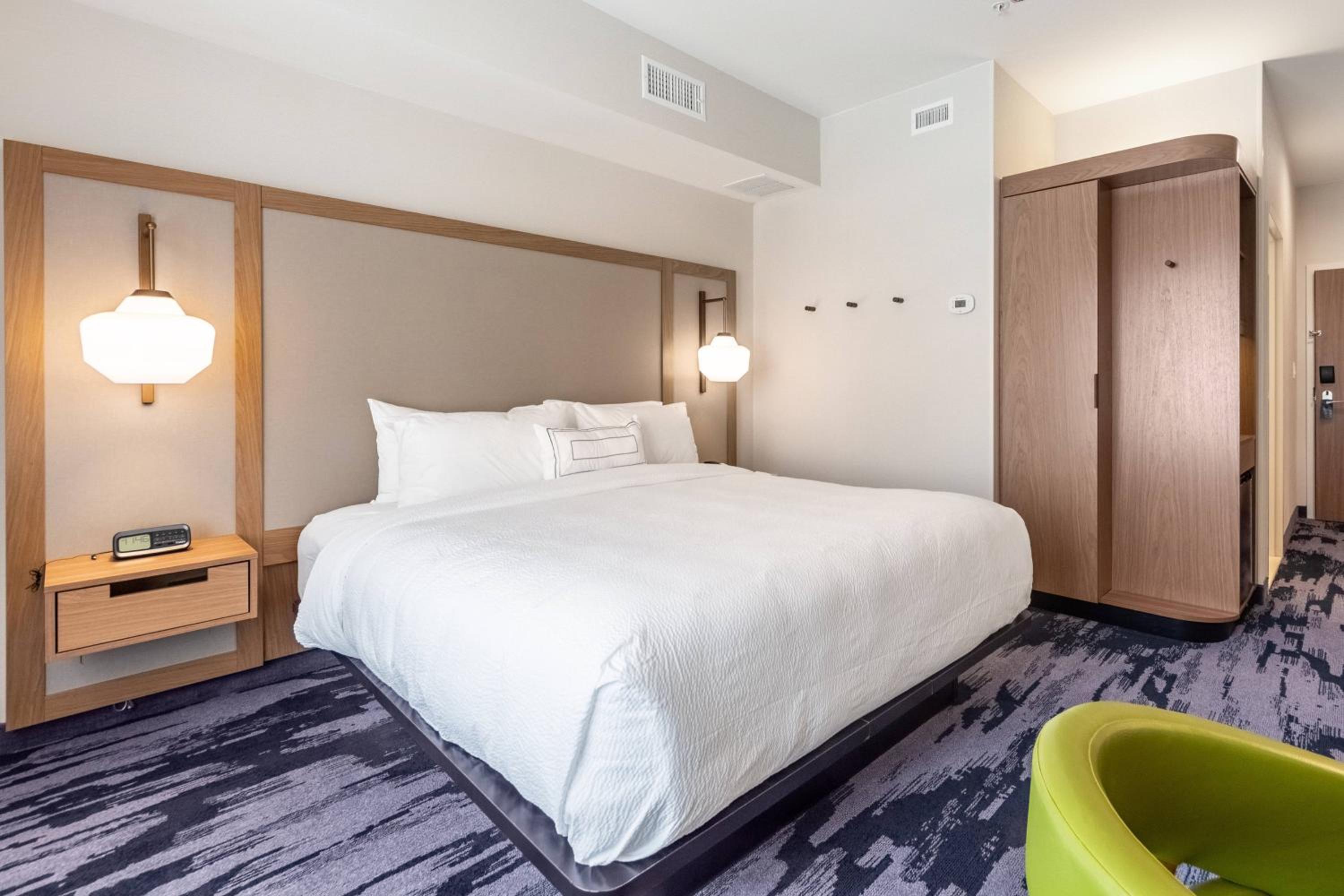 Guest Room, 1 King - Photo 1