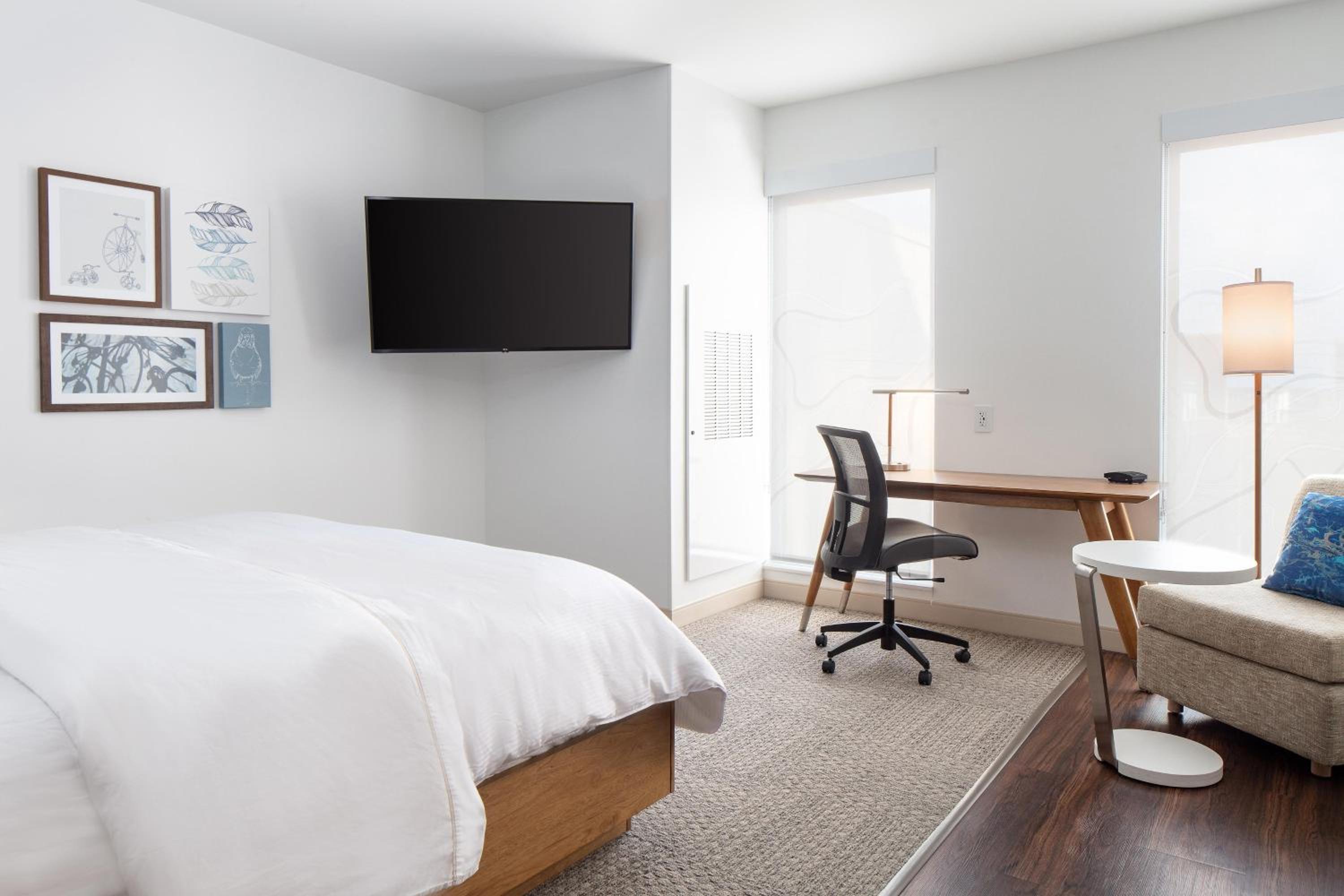 Guest Room, 1 King - Photo 1
