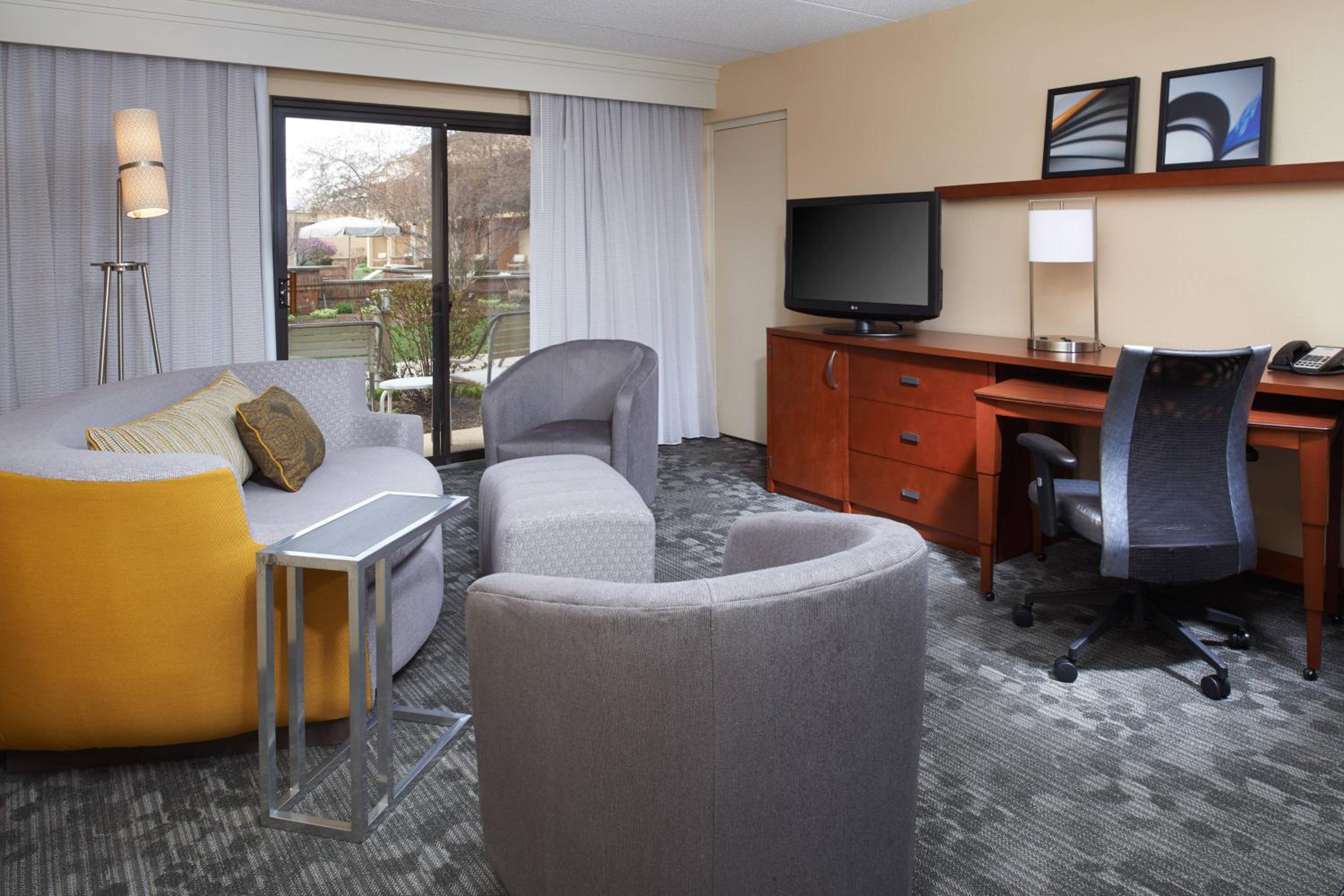 One-Bedroom King Suite - Photo 4